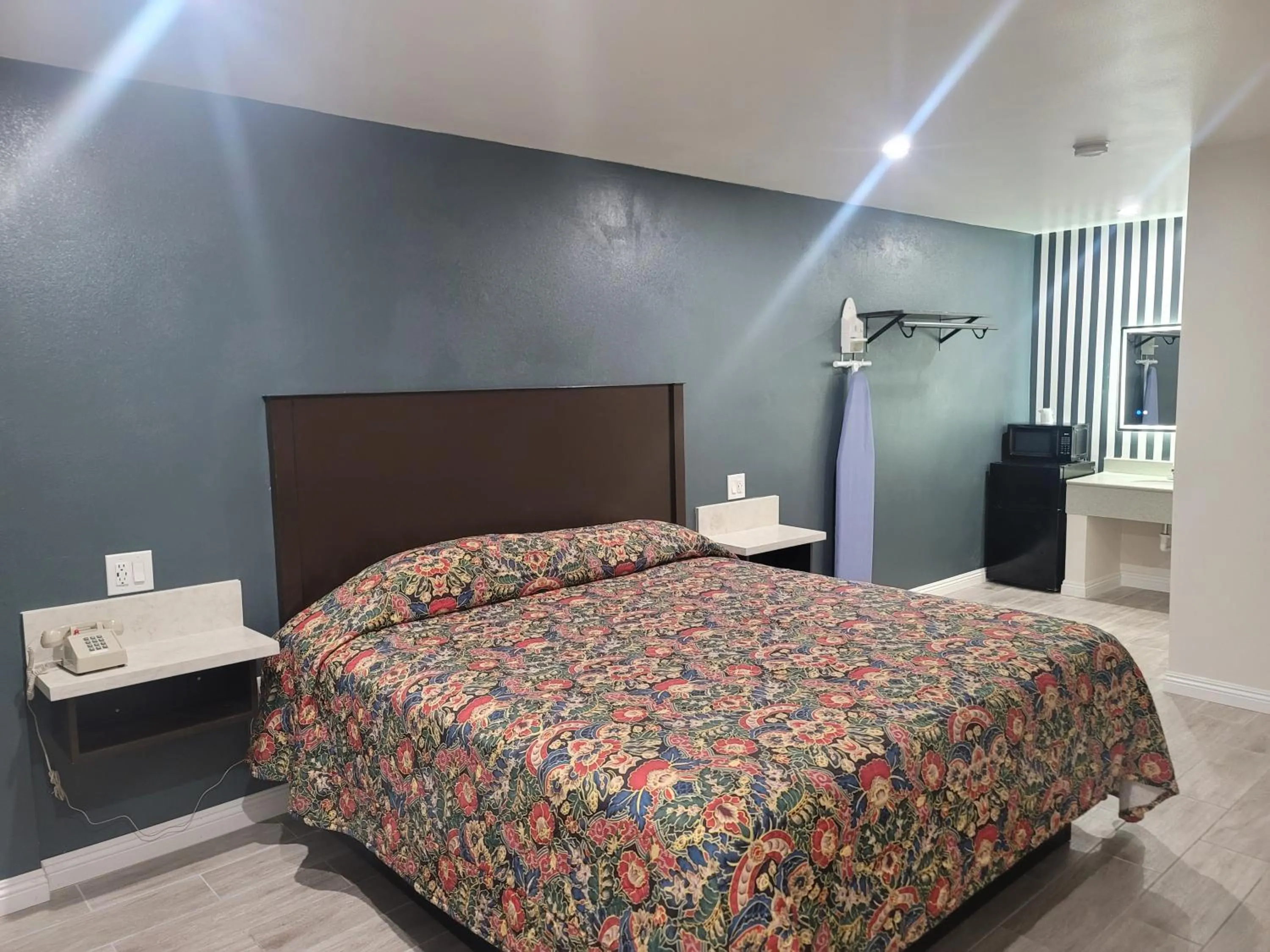 Photo of the whole room, Bed in Motel Moonlight