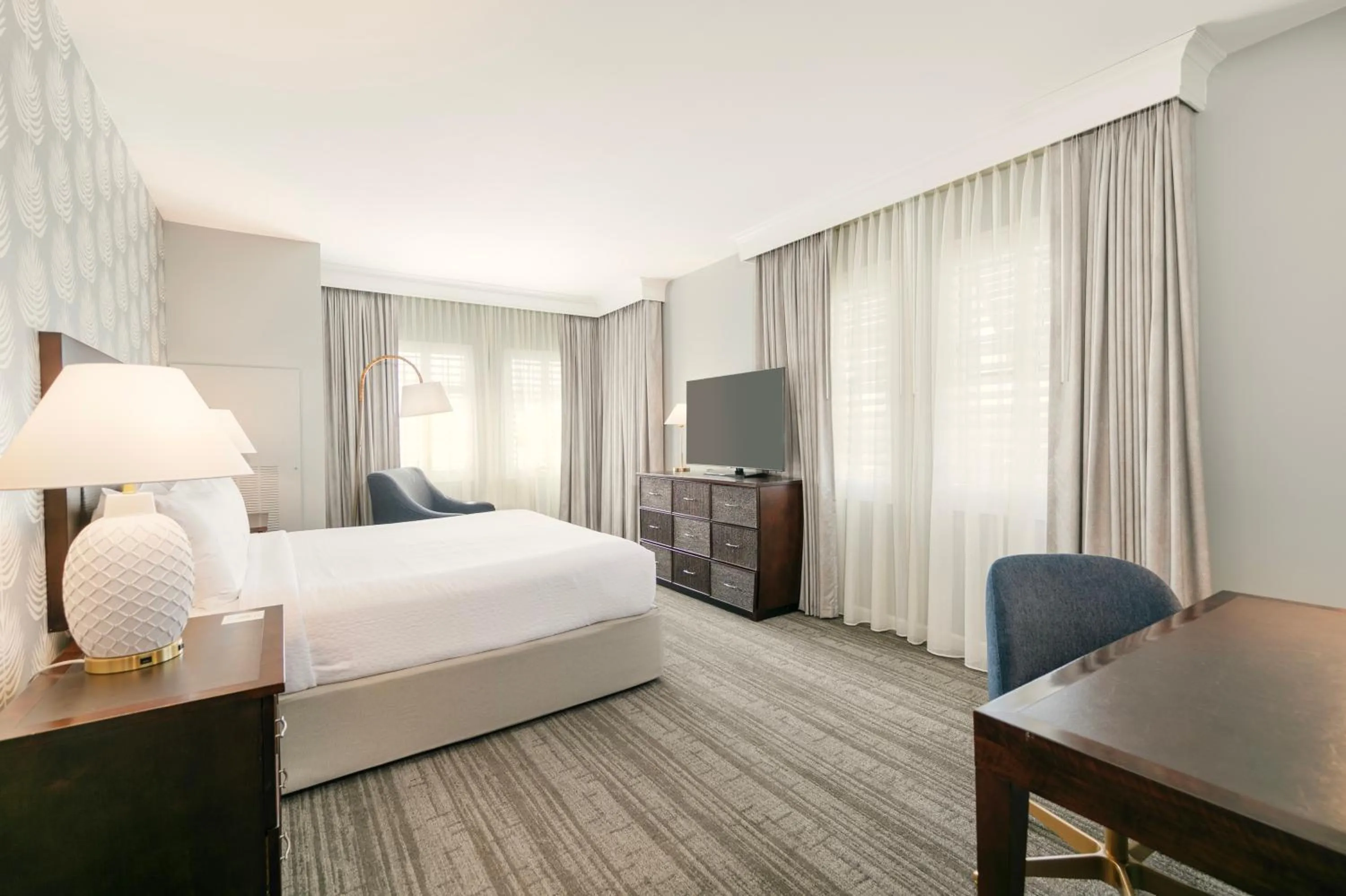 Bed in Jamaica Bay Inn Marina Del Rey Tapestry Collection by Hilton