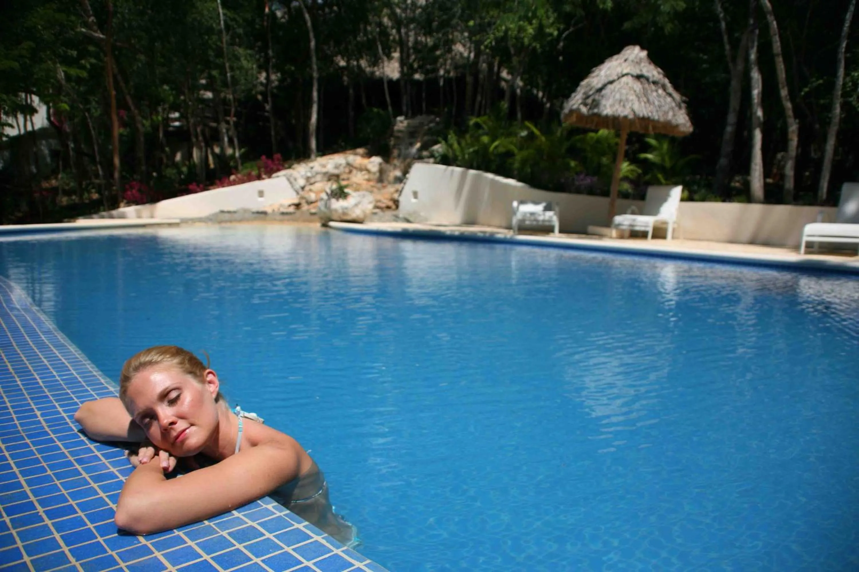Swimming pool in Hotel Okaan