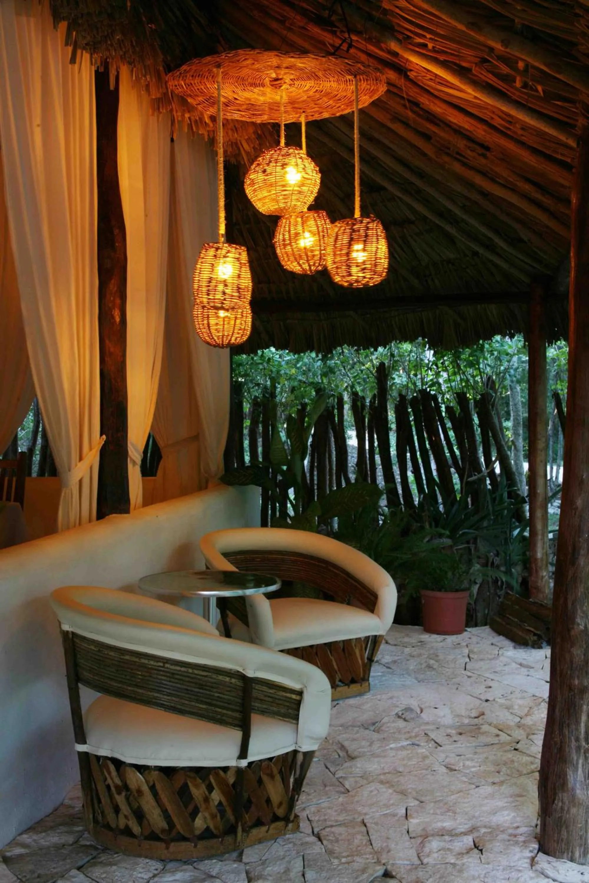 Restaurant/places to eat in Hotel Okaan