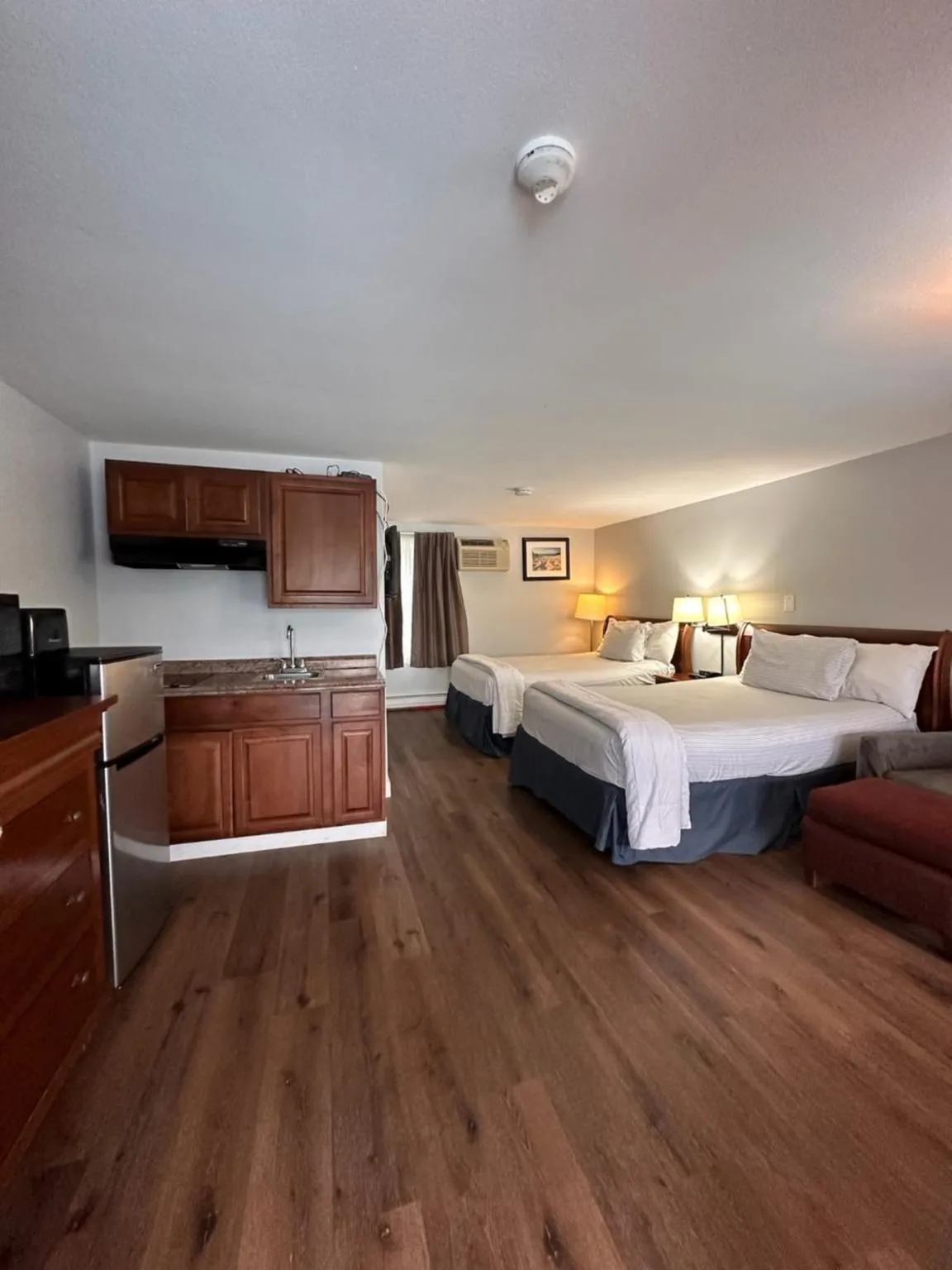 Kitchen or kitchenette, Bed in Cape Shore Inn