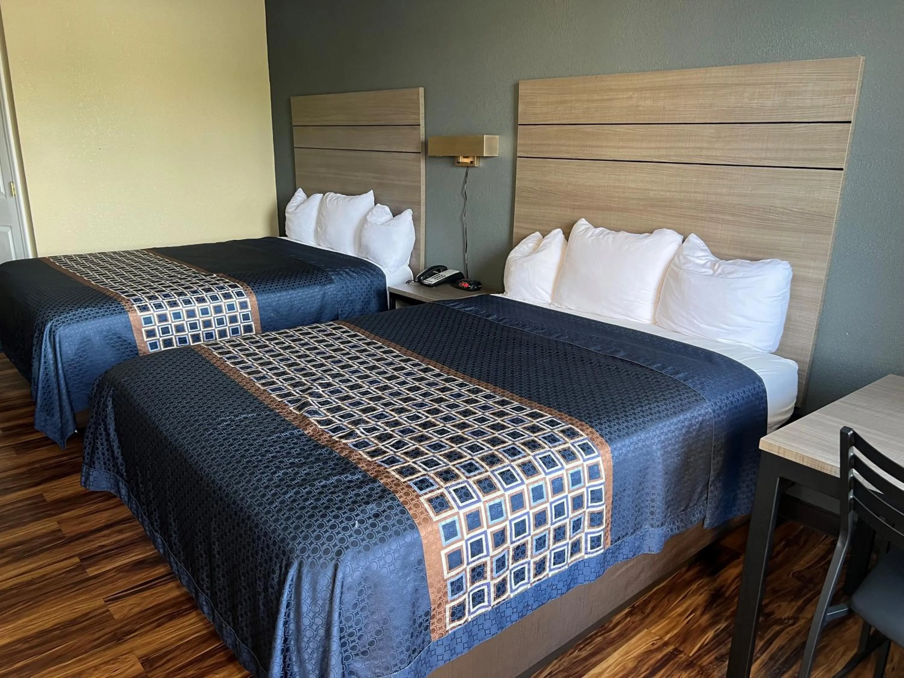 Photo of the whole room, Bed in Knights Inn Lumberton