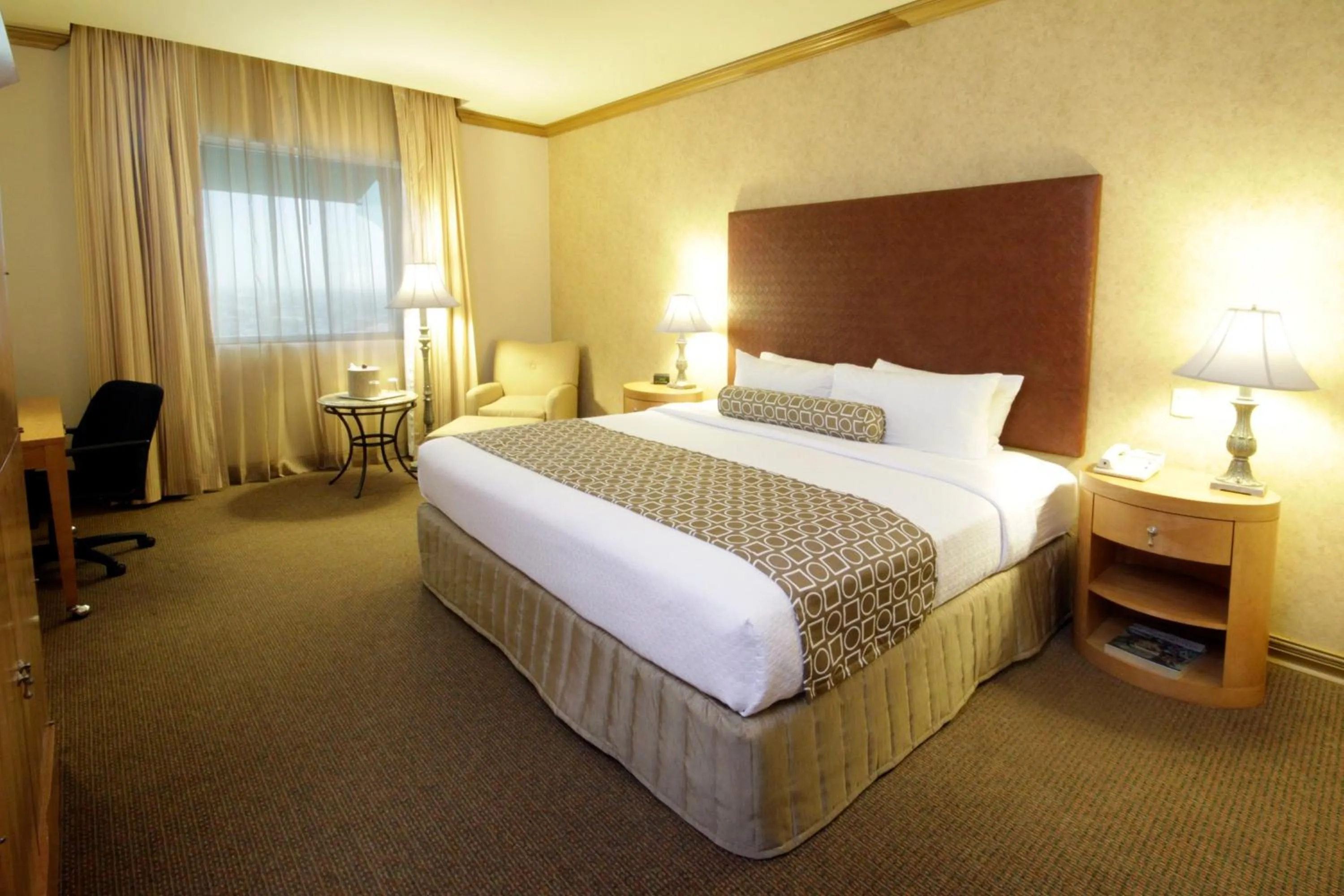 Photo of the whole room, Bed in Crowne Plaza Torreon by IHG