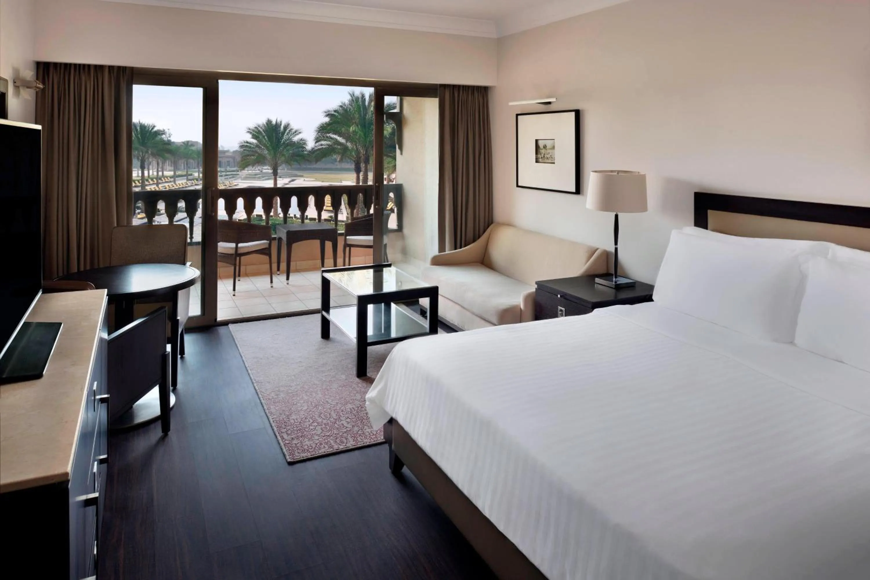 Photo of the whole room, Bed in Marriott Mena House, Cairo