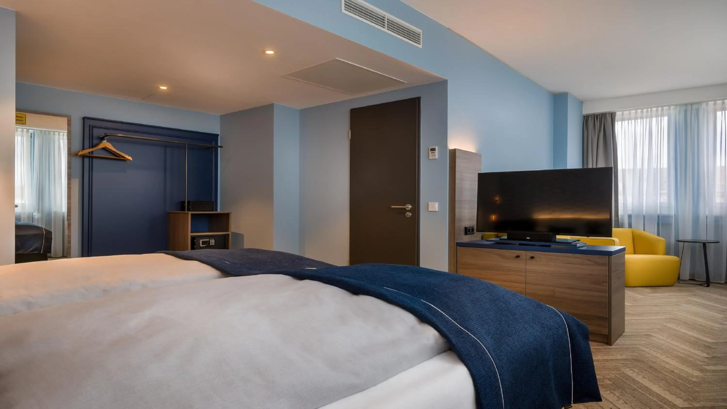 Photo of the whole room, Bed in Holiday Inn - the niu, Welly Kiel by IHG