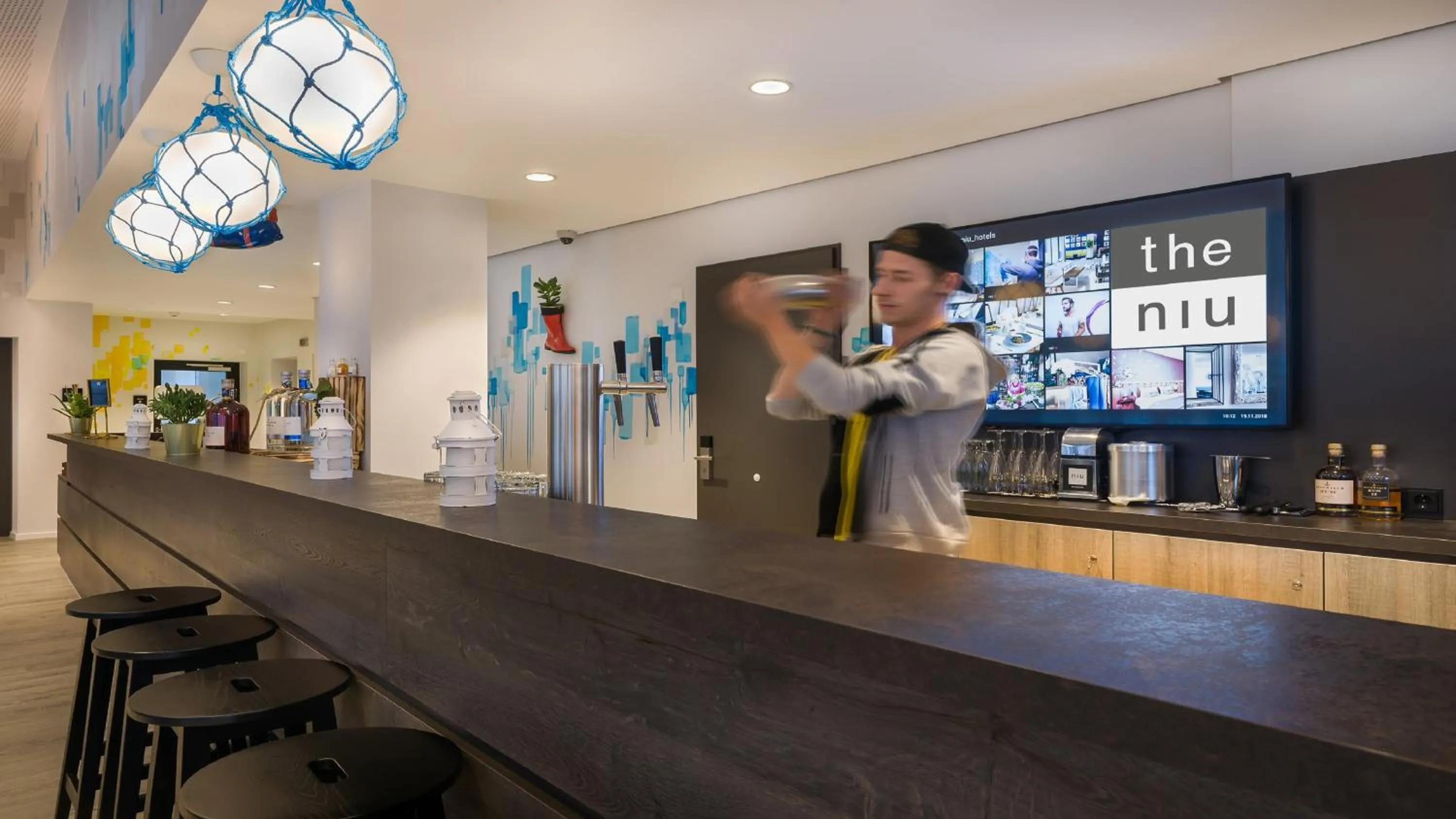 Lounge or bar in Holiday Inn - the niu, Welly Kiel by IHG