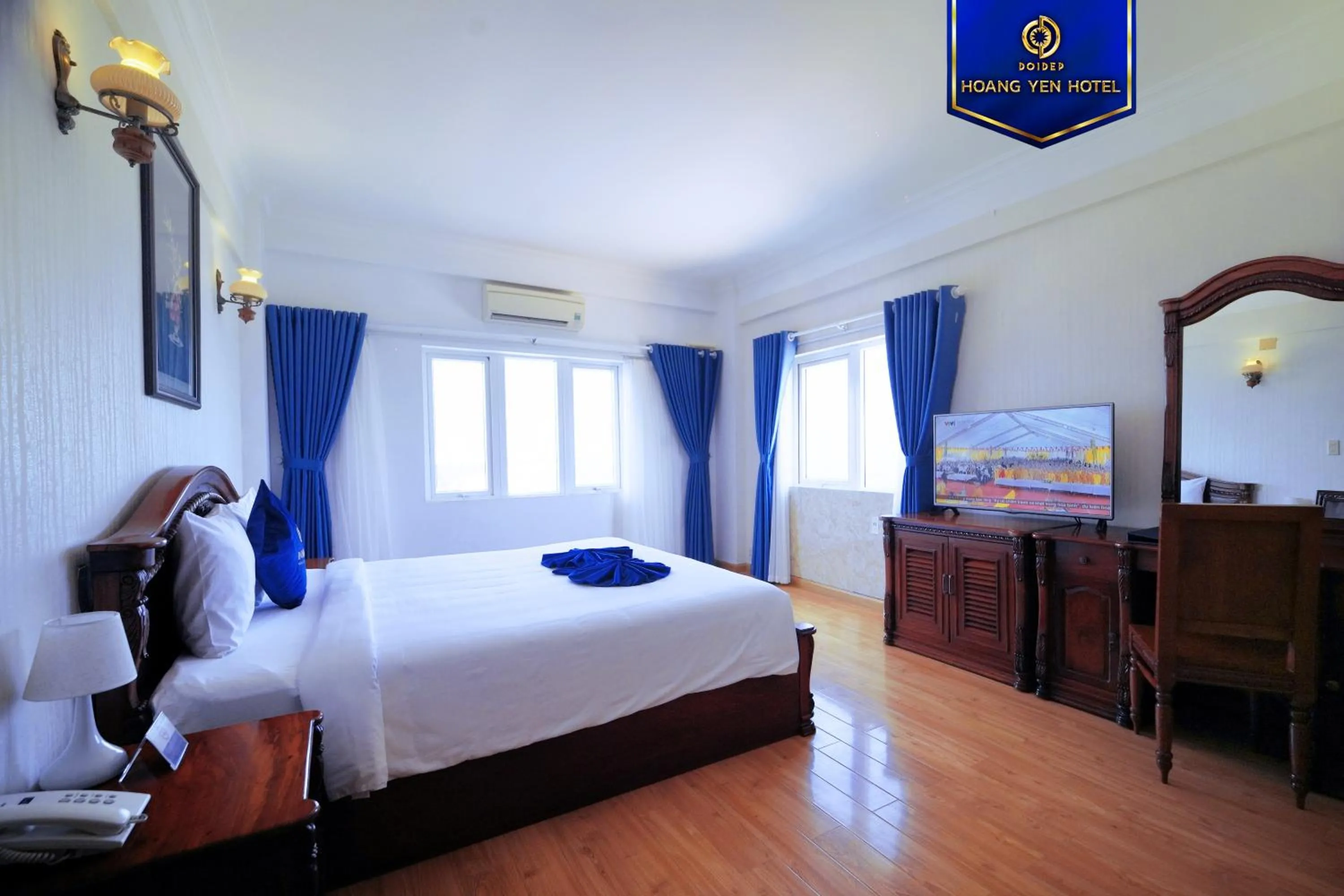 Photo of the whole room, Bed in Sandals Hoàng Yến