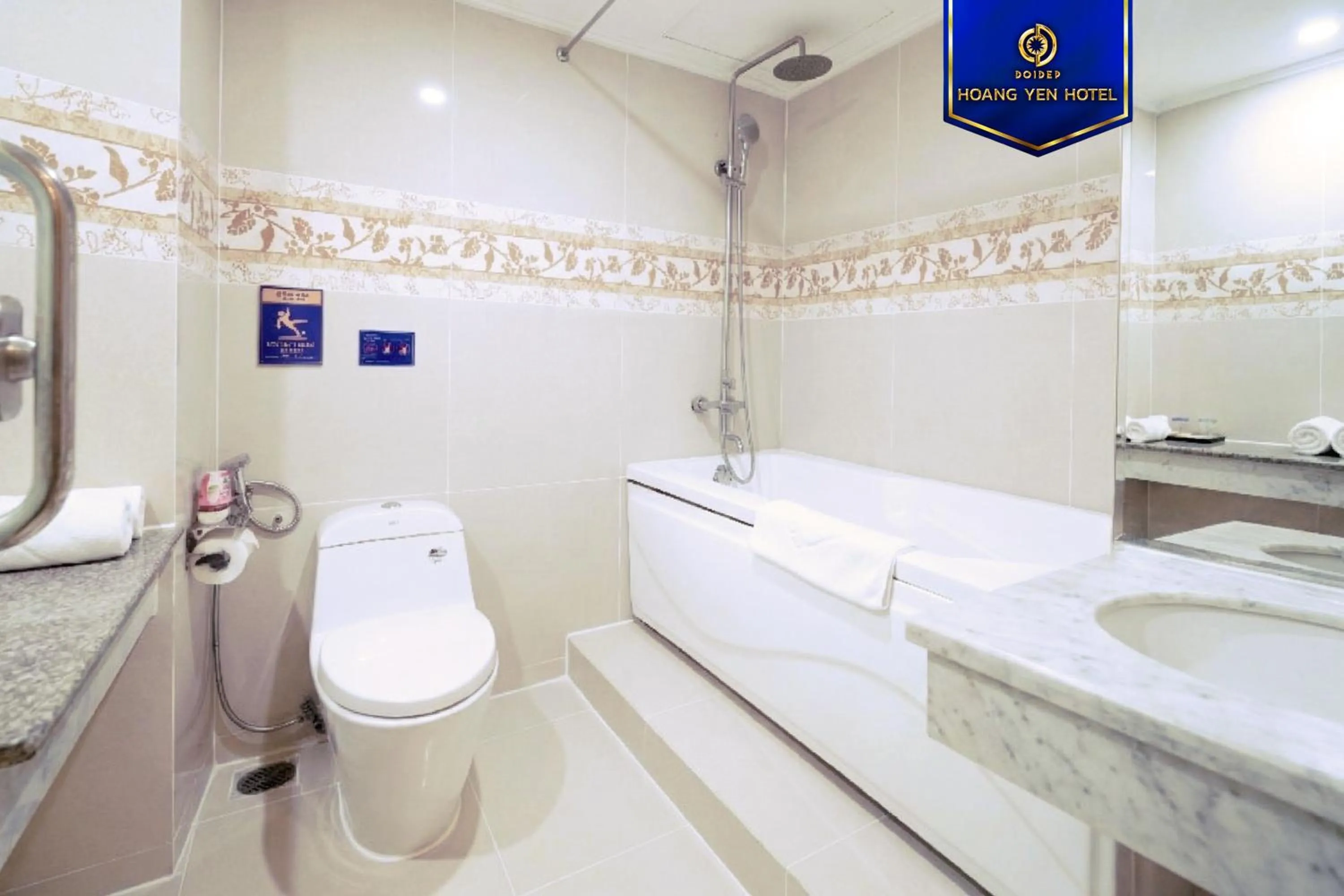 Bath in Sandals Hoàng Yến