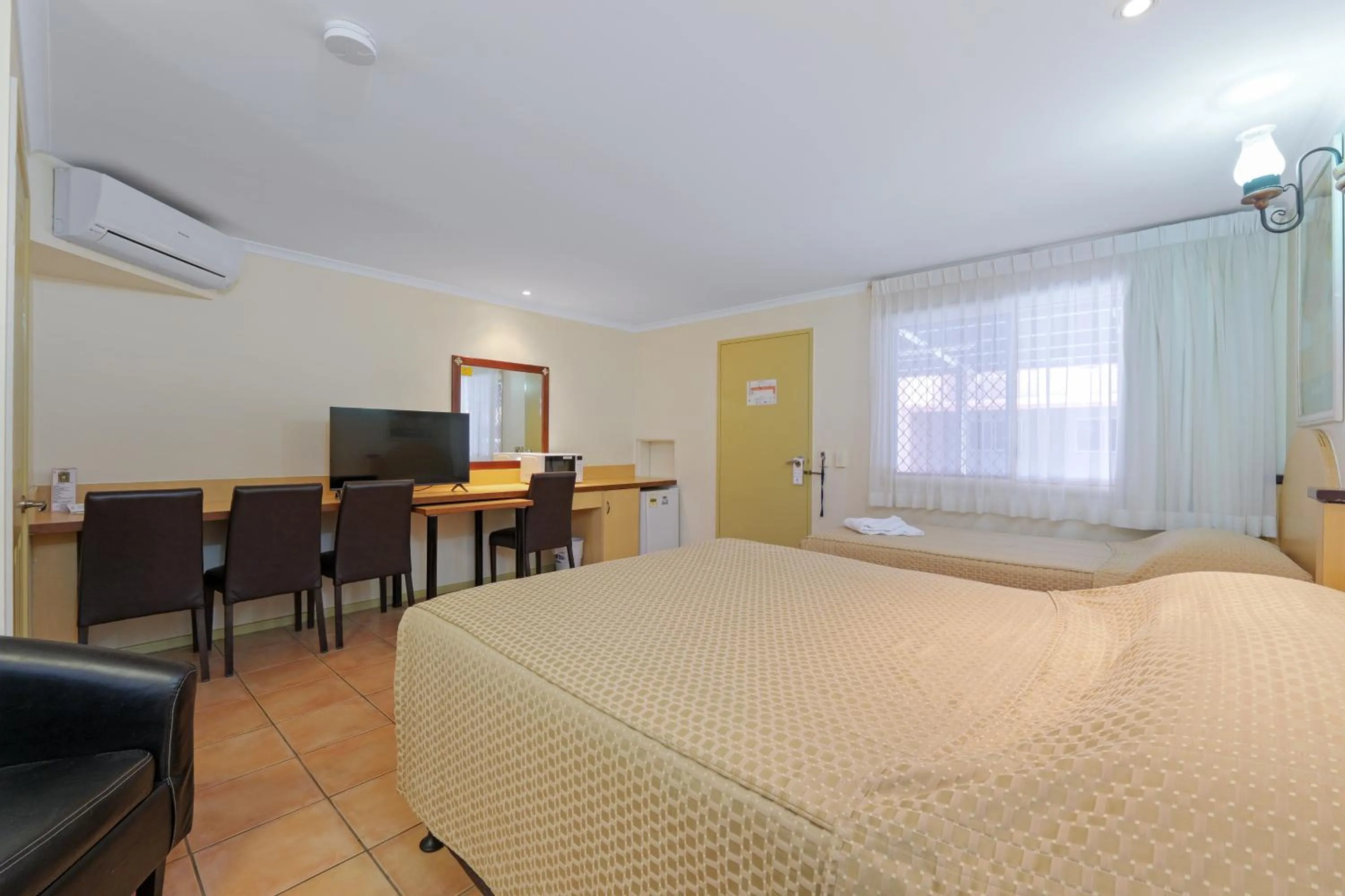 Bed in Villa Mirasol Motor Inn