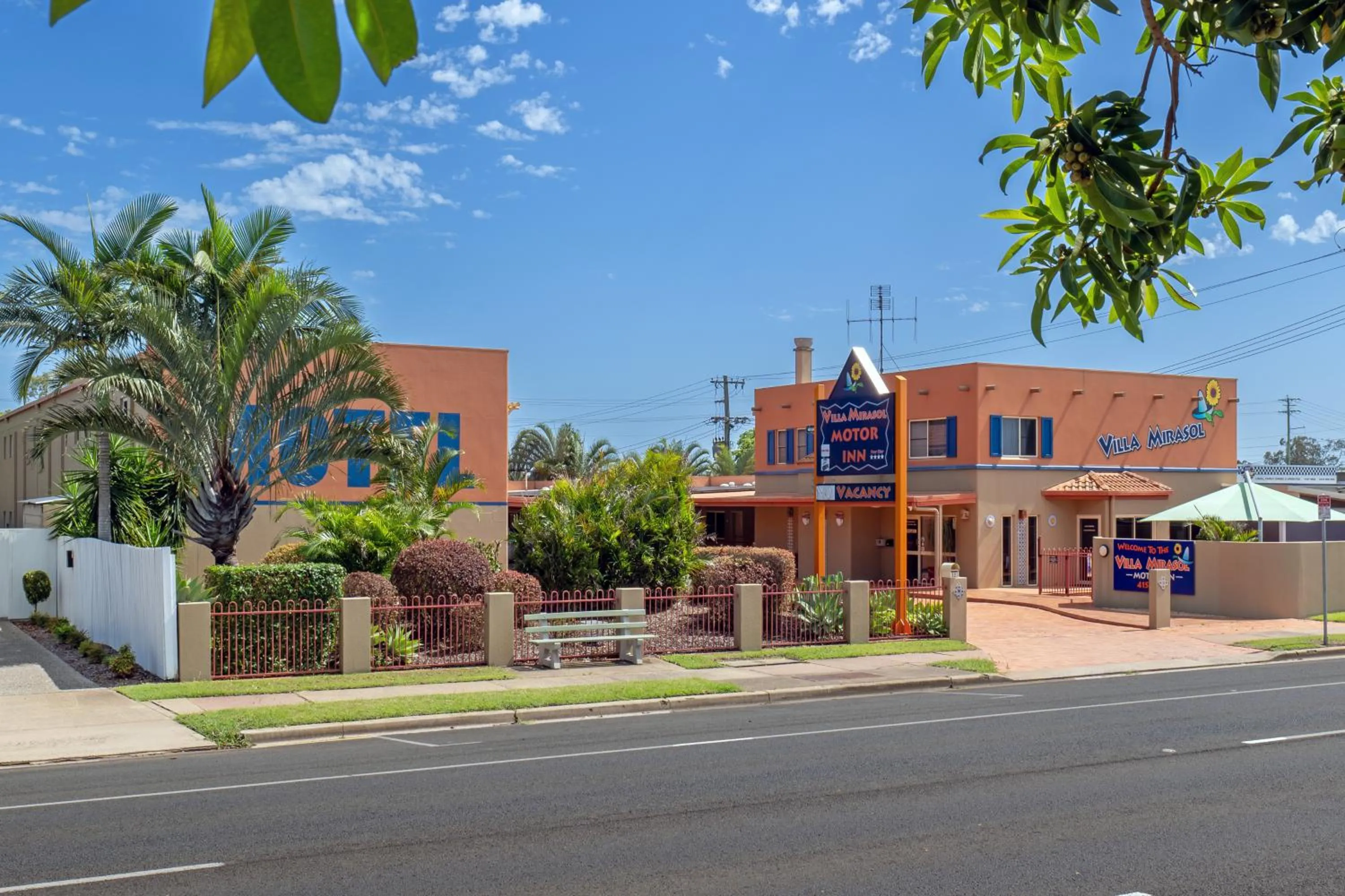 Property building in Villa Mirasol Motor Inn