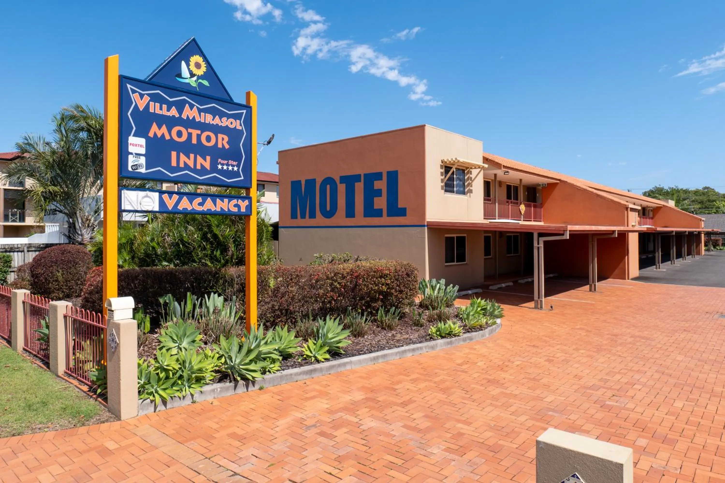 Property building in Villa Mirasol Motor Inn