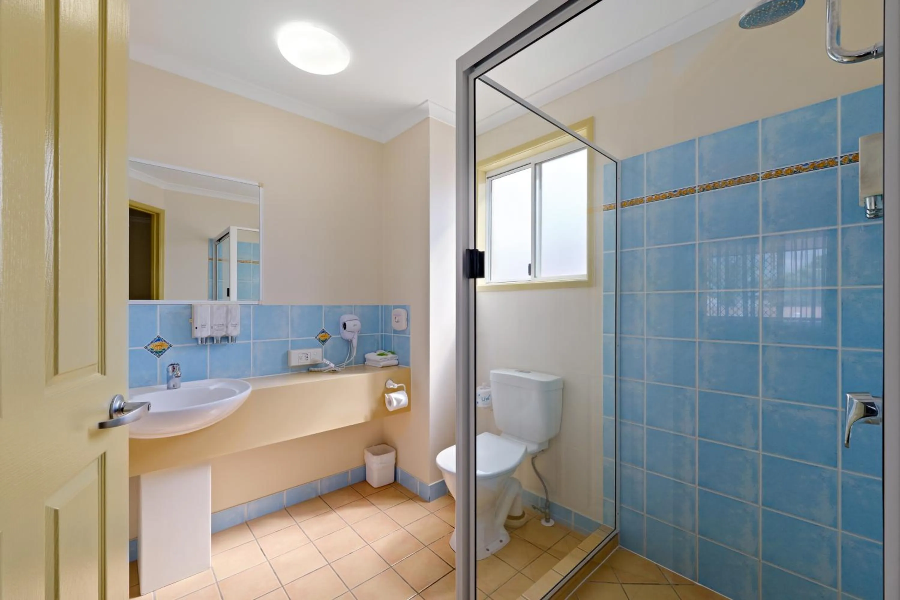 Bathroom in Villa Mirasol Motor Inn