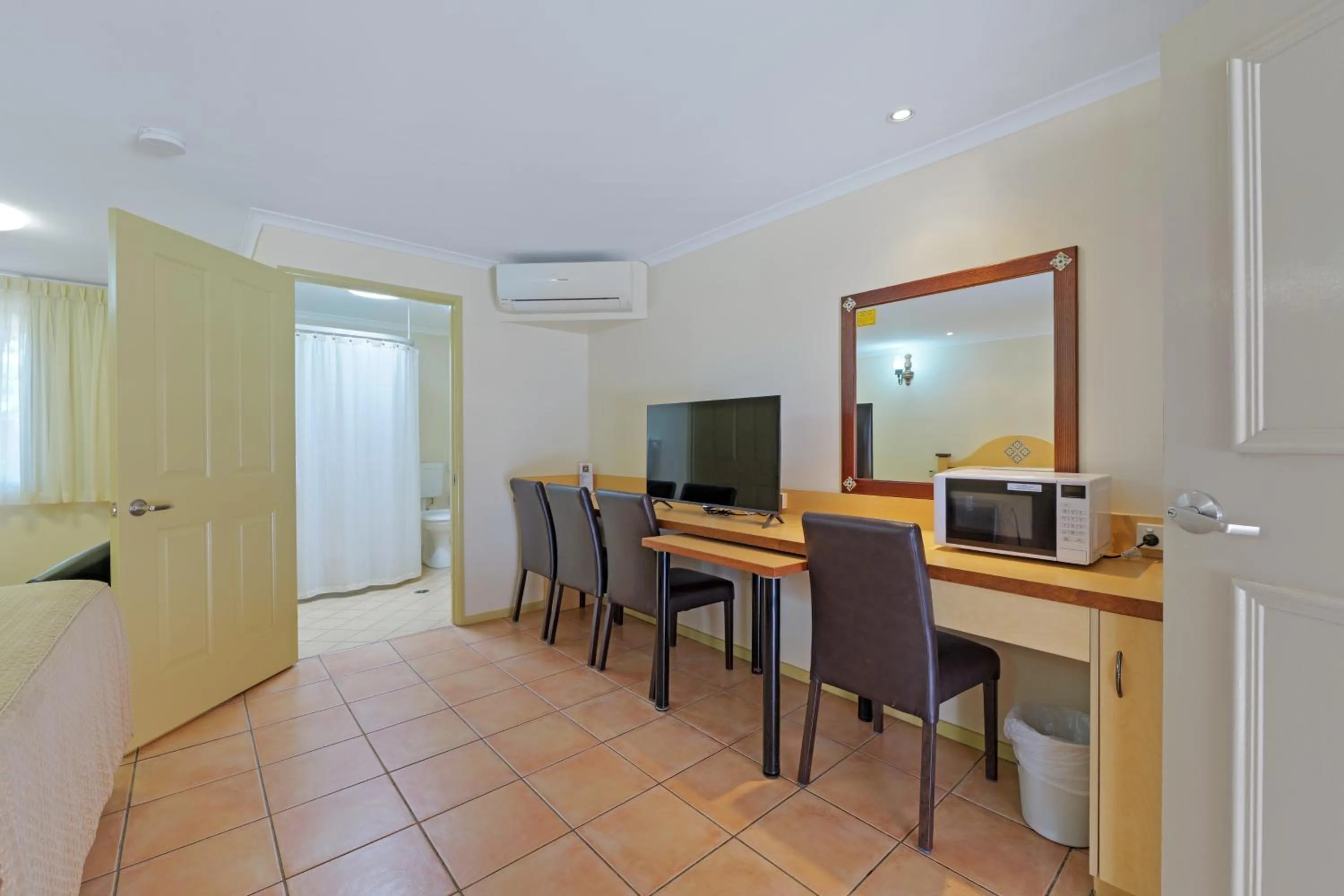 TV and multimedia in Villa Mirasol Motor Inn