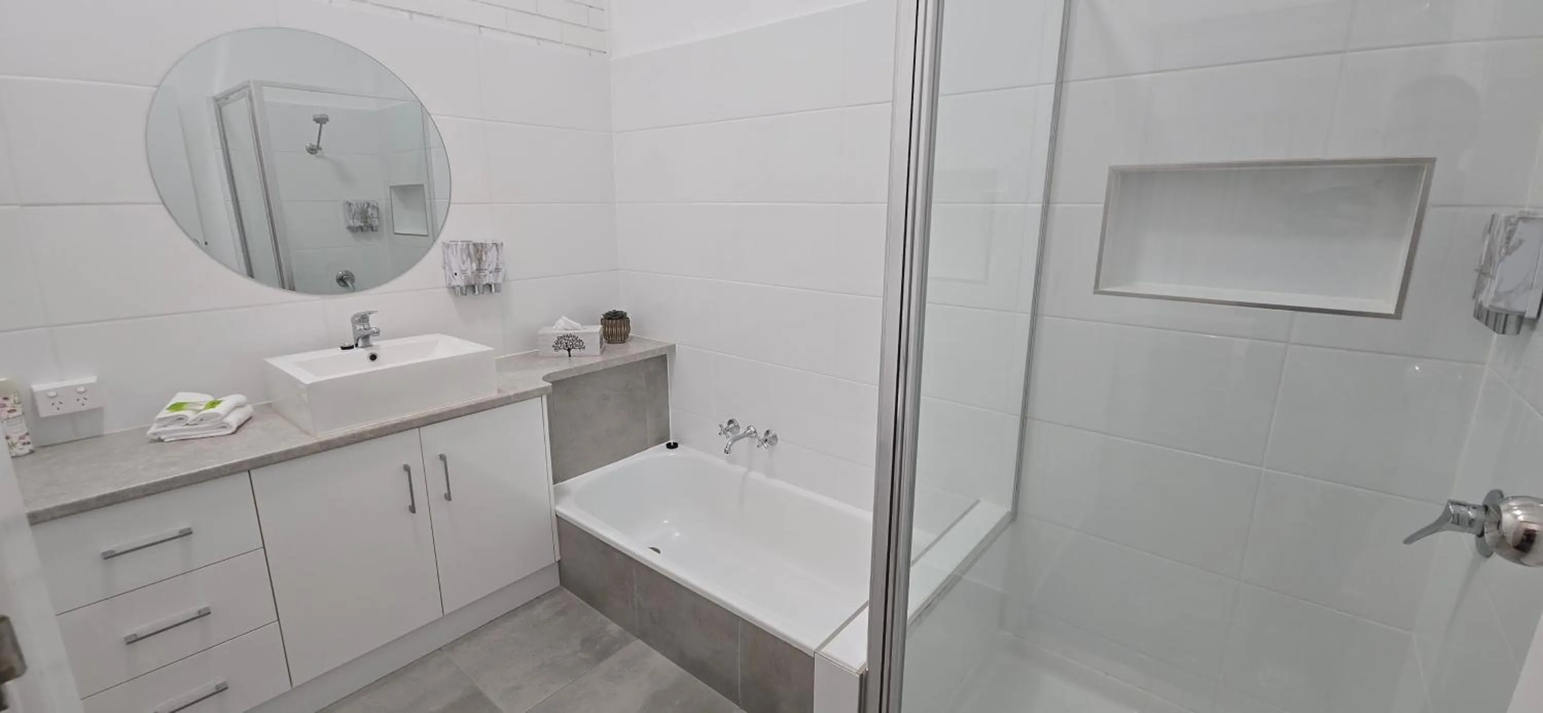 Shower in Villa Mirasol Motor Inn