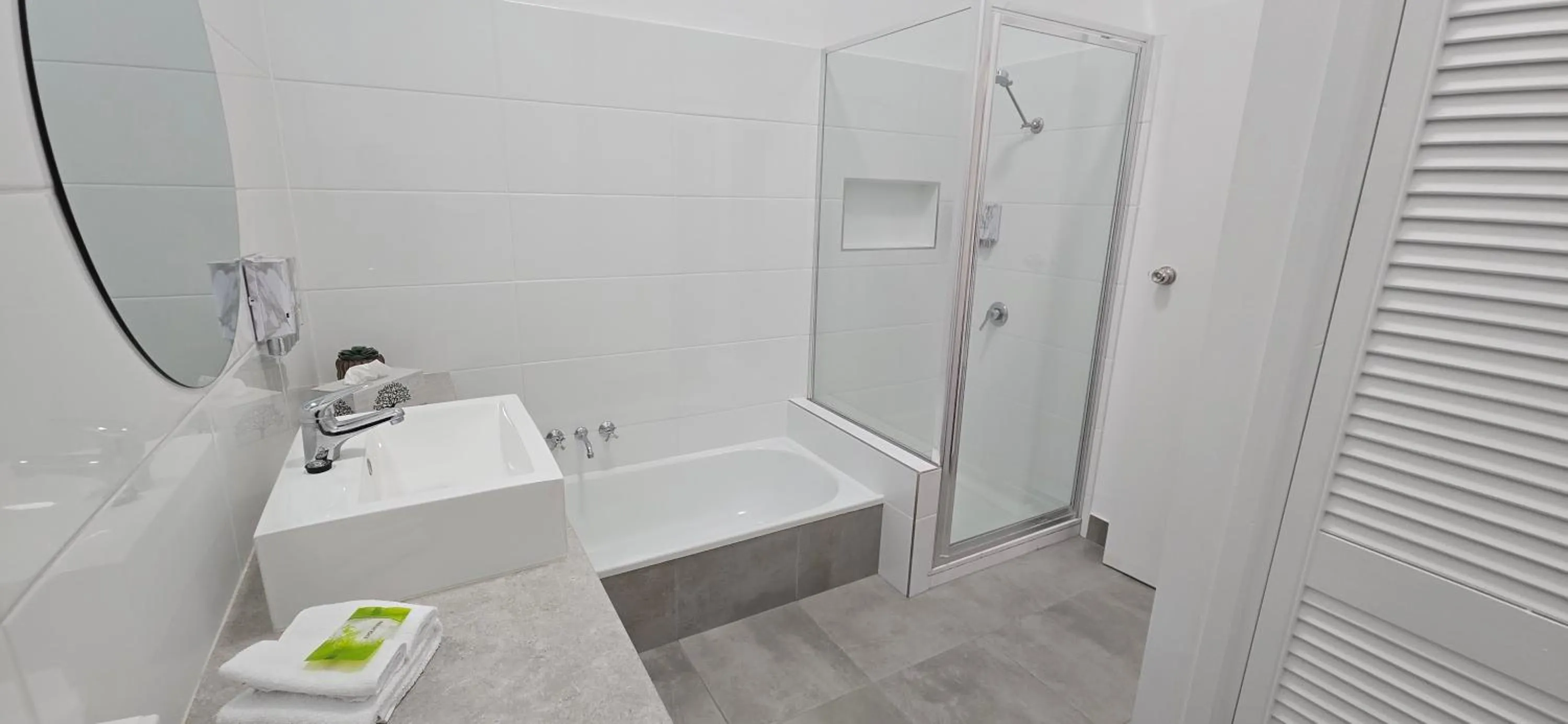 Shower in Villa Mirasol Motor Inn