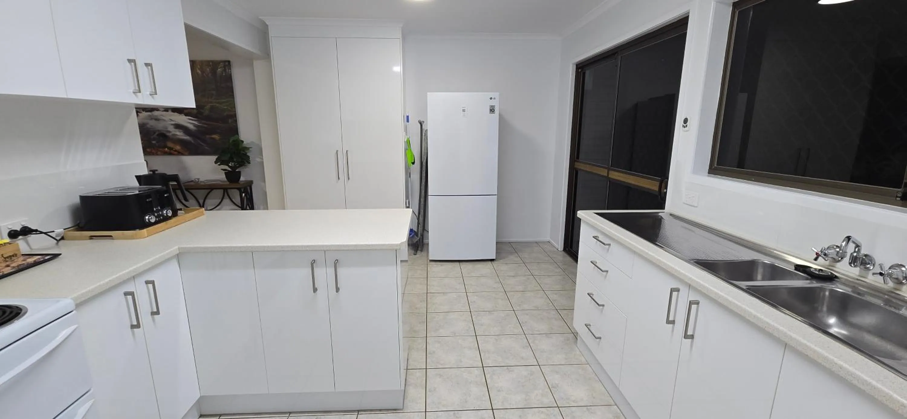 Kitchen or kitchenette in Villa Mirasol Motor Inn