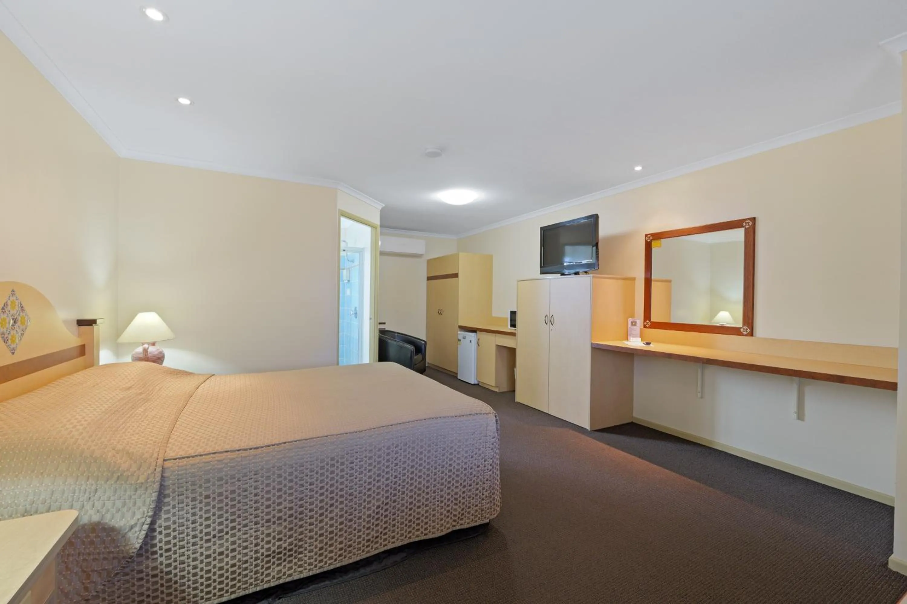 Bed in Villa Mirasol Motor Inn