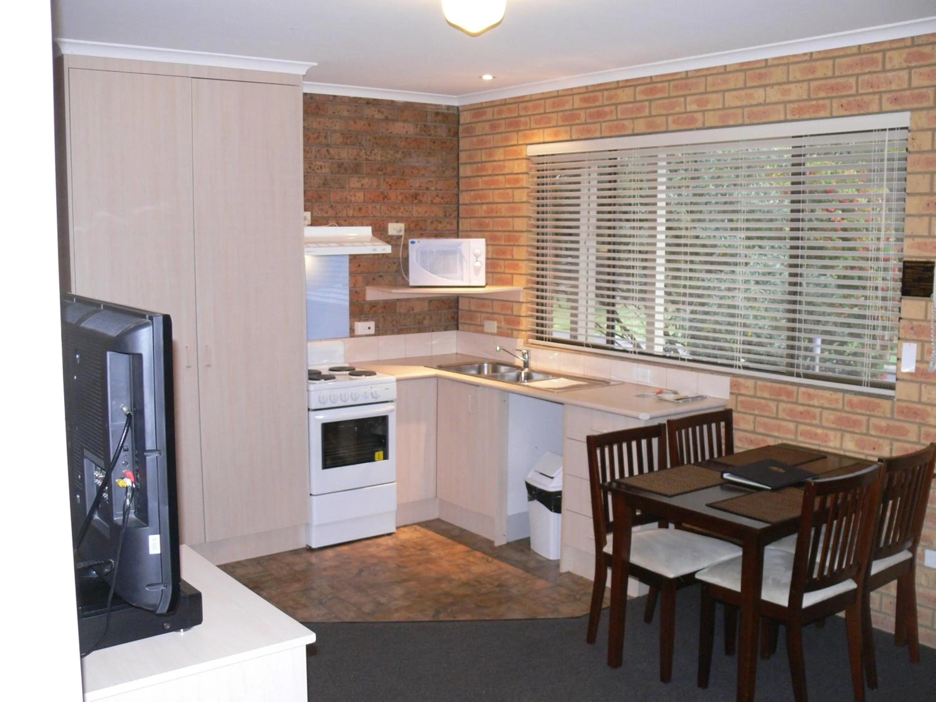 Kitchen or kitchenette in Begonia City Motor Inn