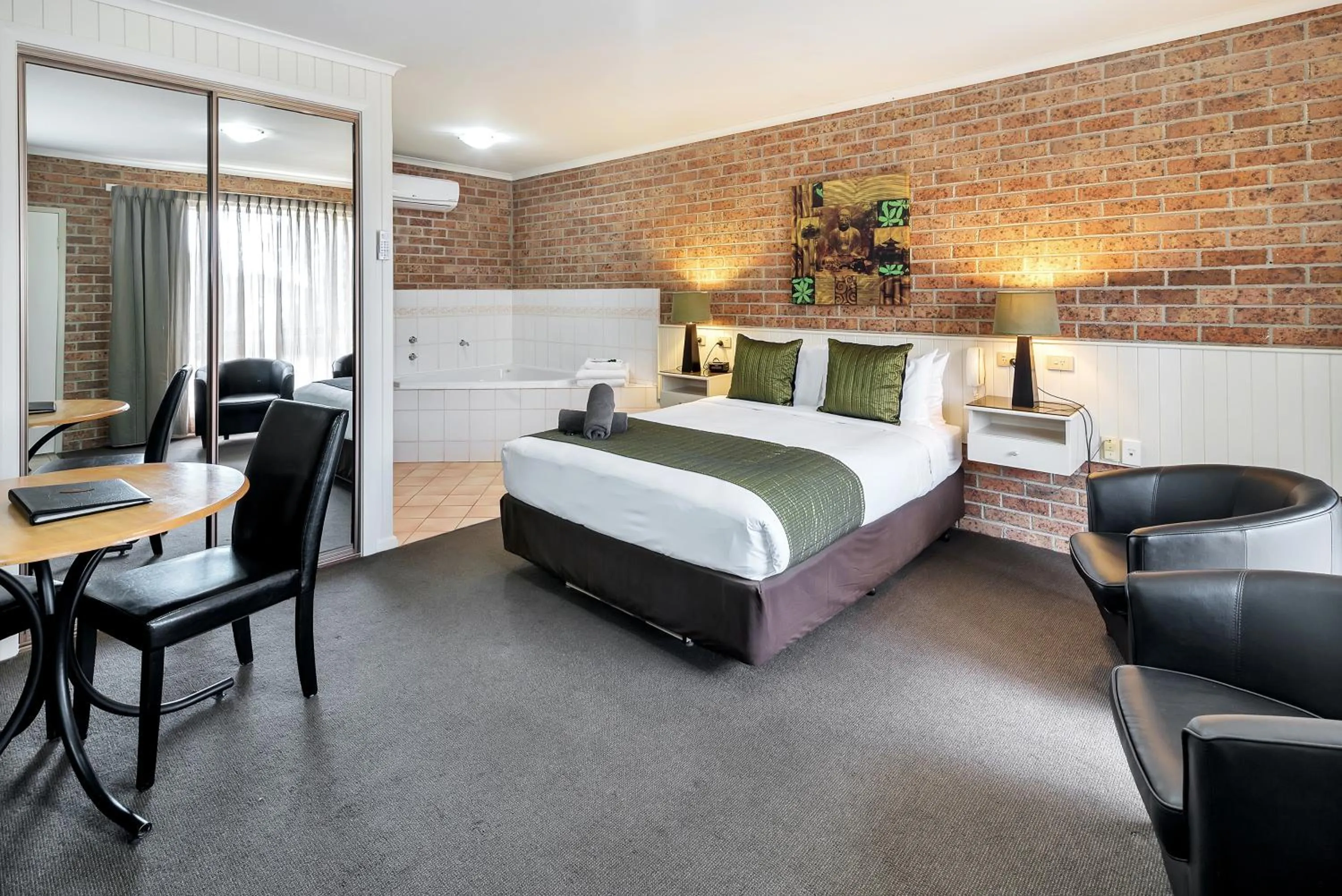 Photo of the whole room, Bed in Begonia City Motor Inn