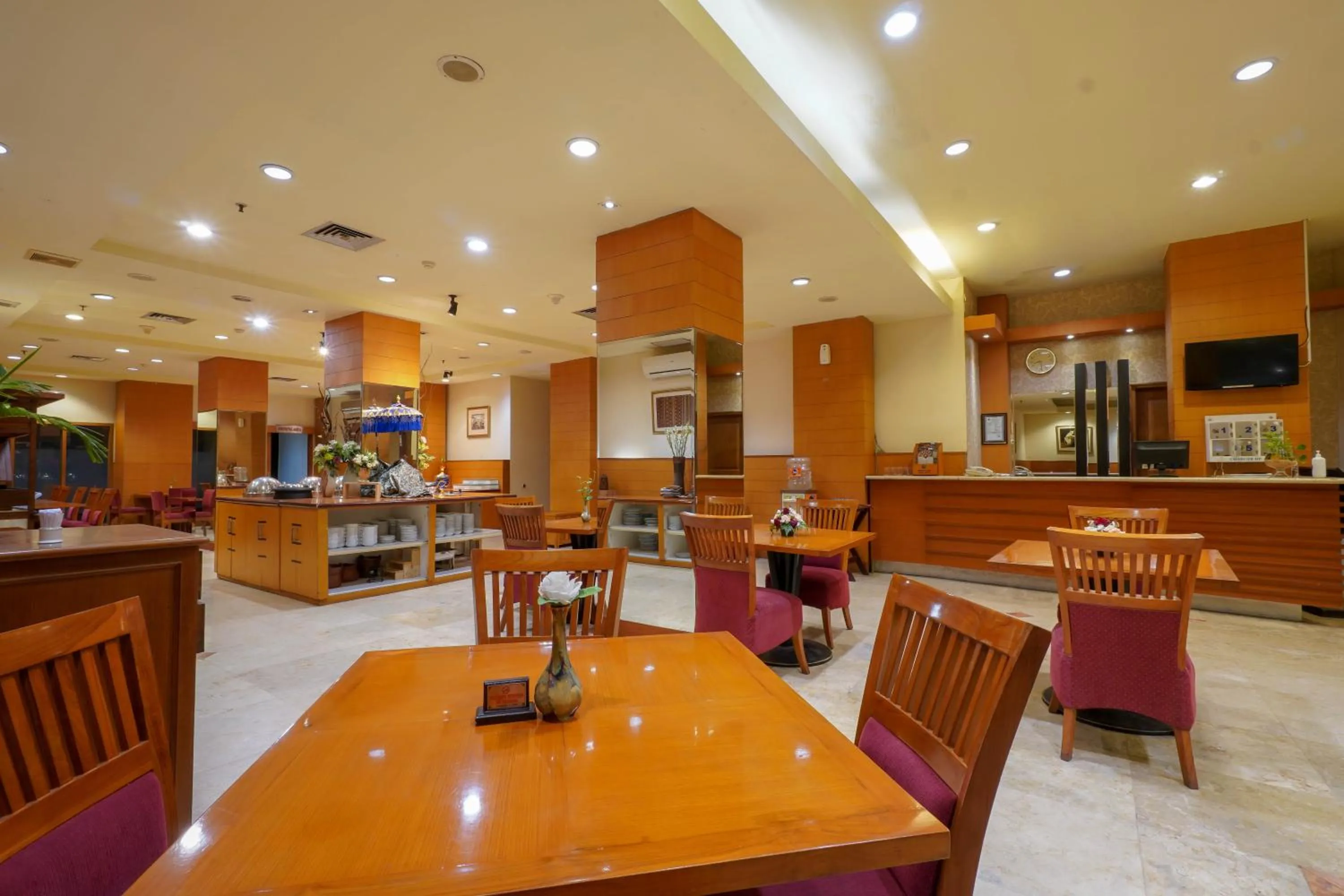 Restaurant/places to eat in Hotel Bisanta Bidakara Tunjungan