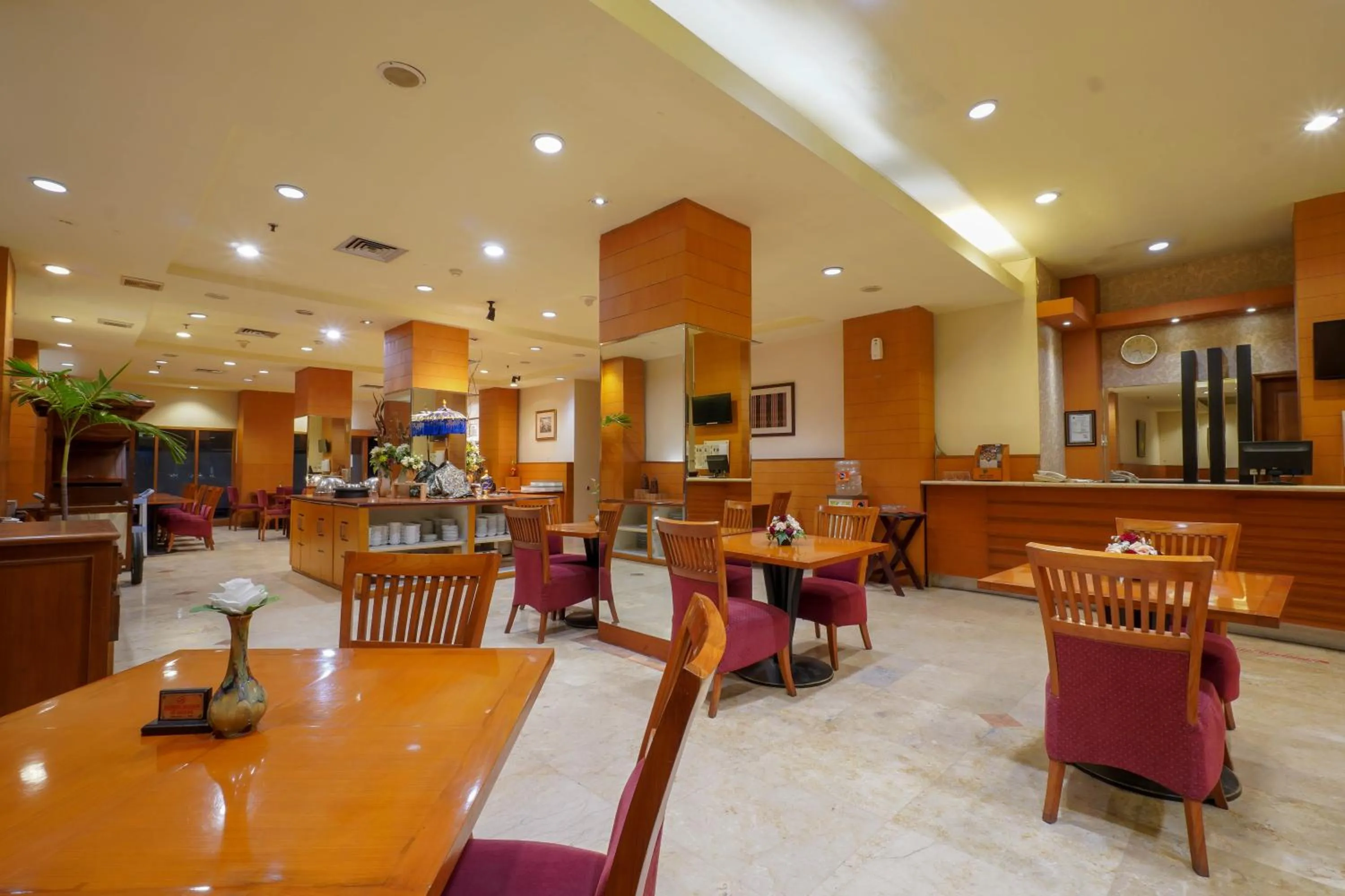 Restaurant/places to eat in Hotel Bisanta Bidakara Tunjungan