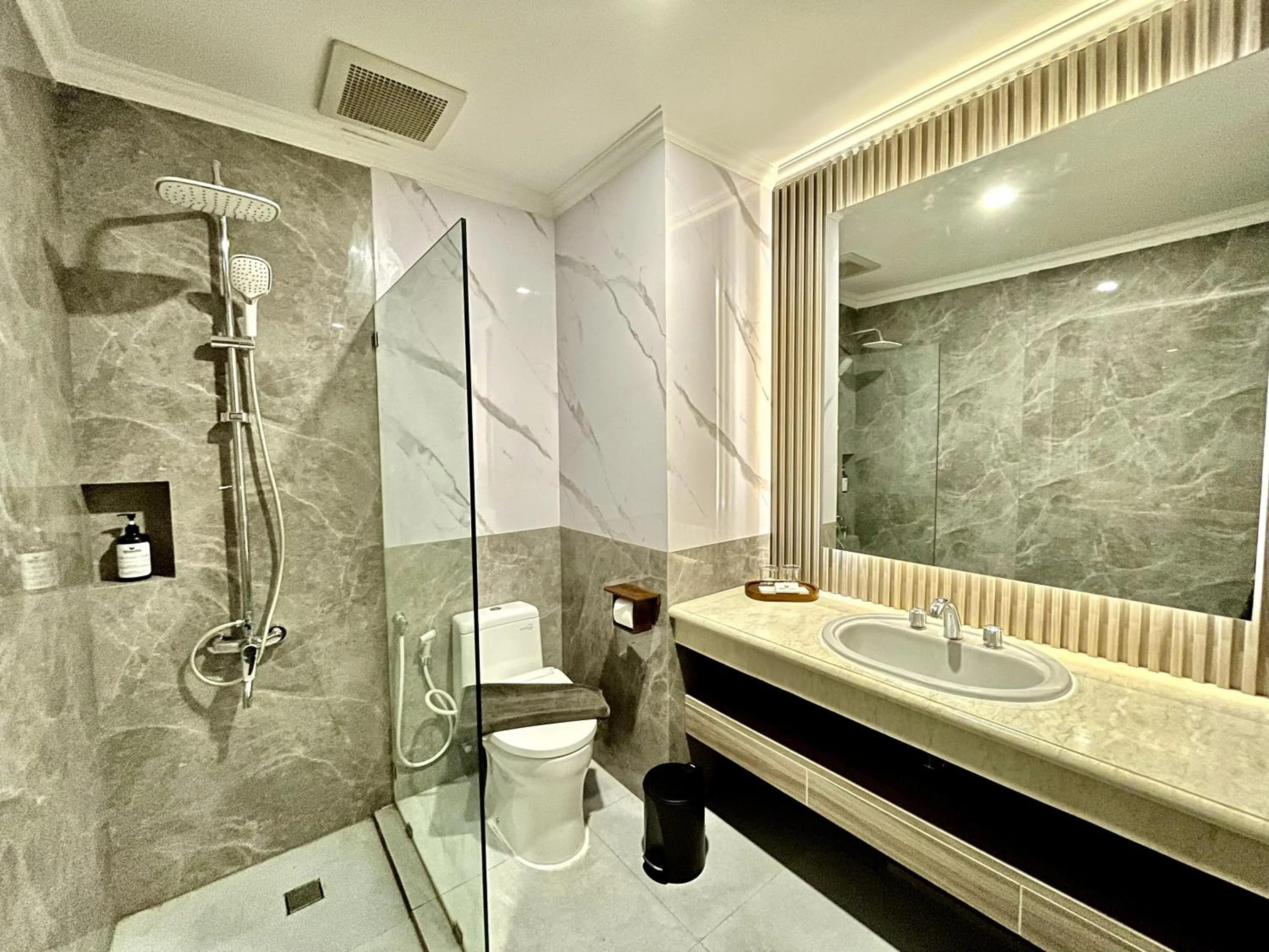 Shower in Hotel Bisanta Bidakara Tunjungan