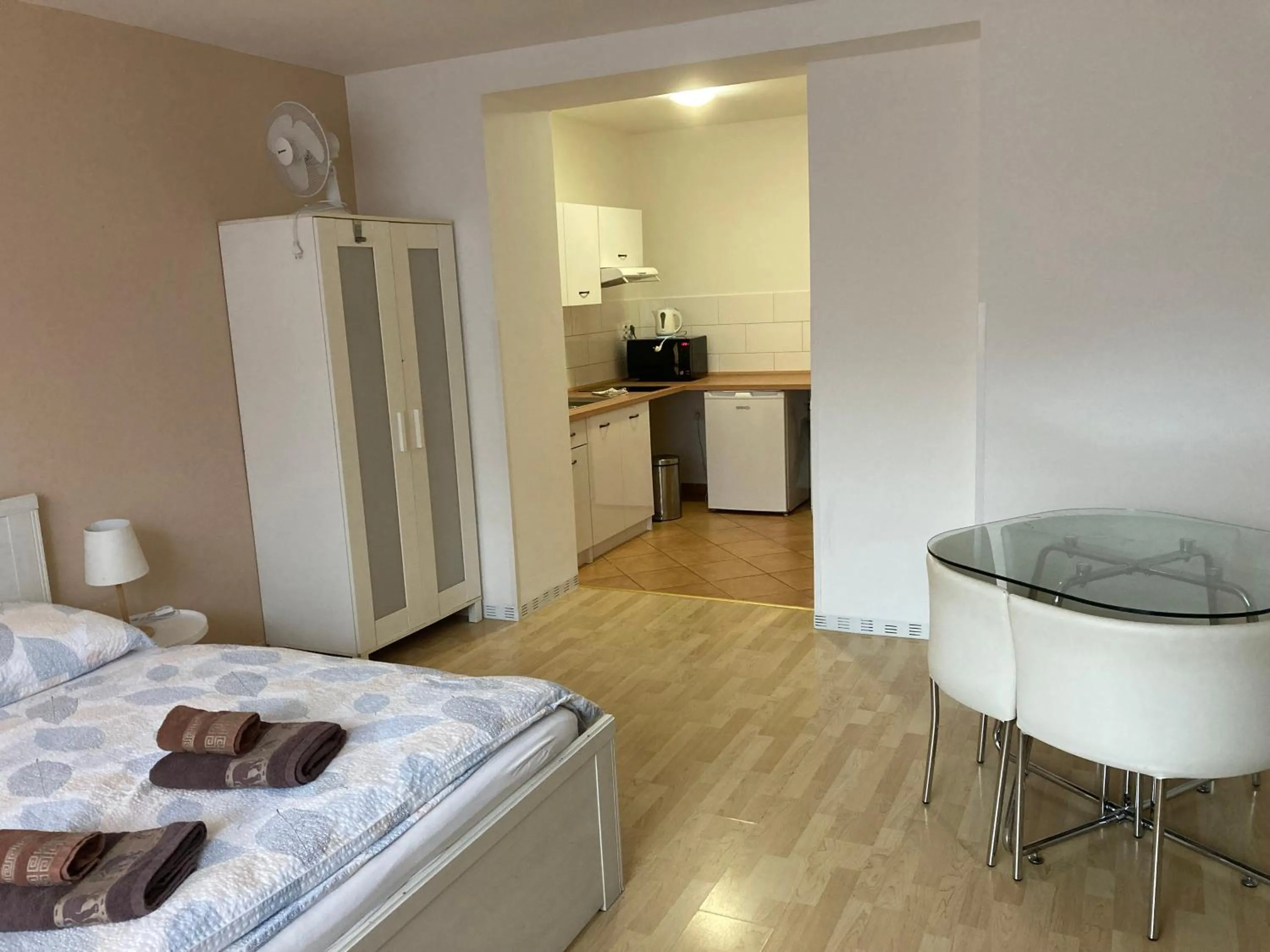 Photo of the whole room, Bed in Sausage dog's apartments