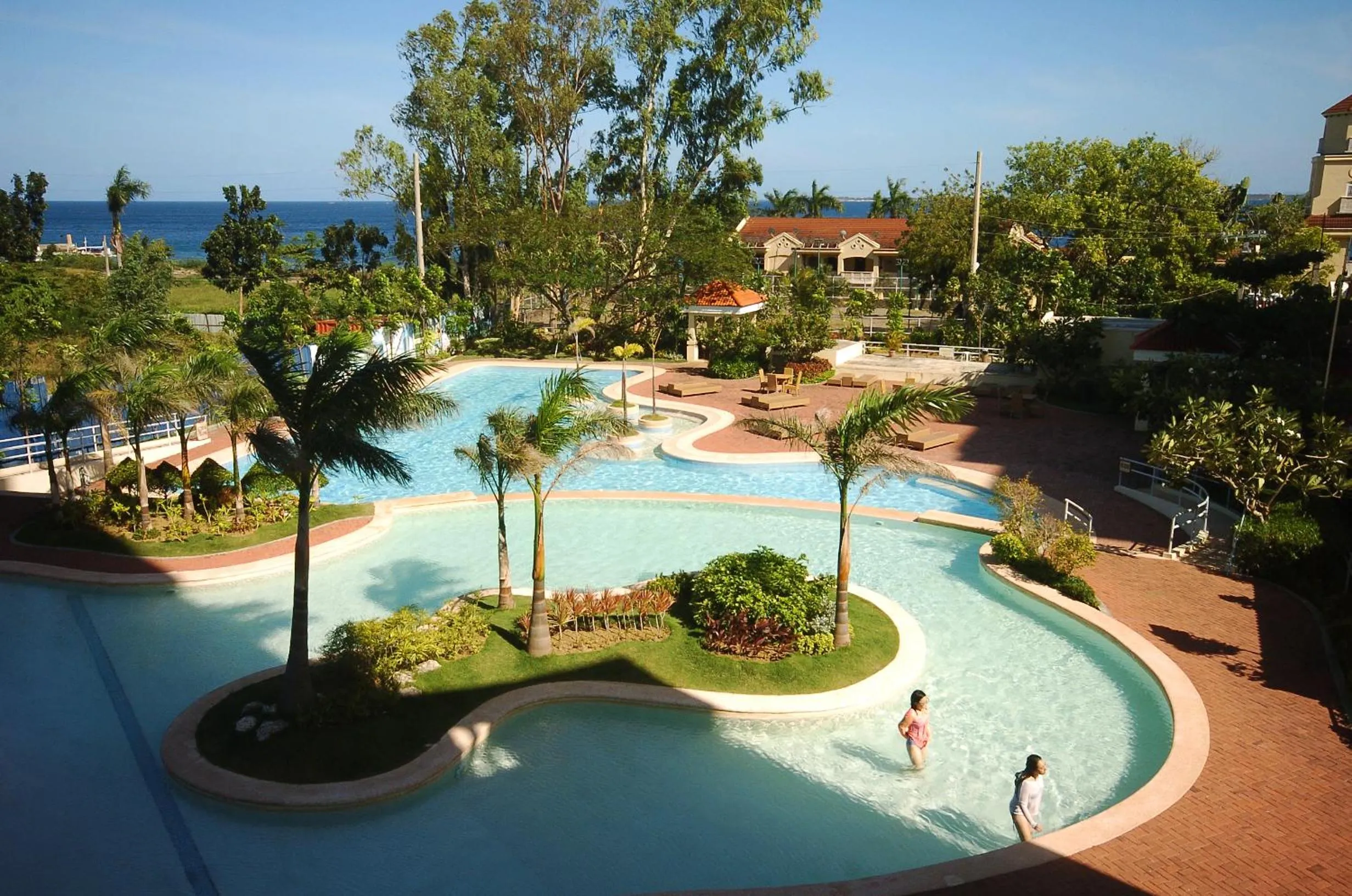 Swimming pool in La Mirada Hotel