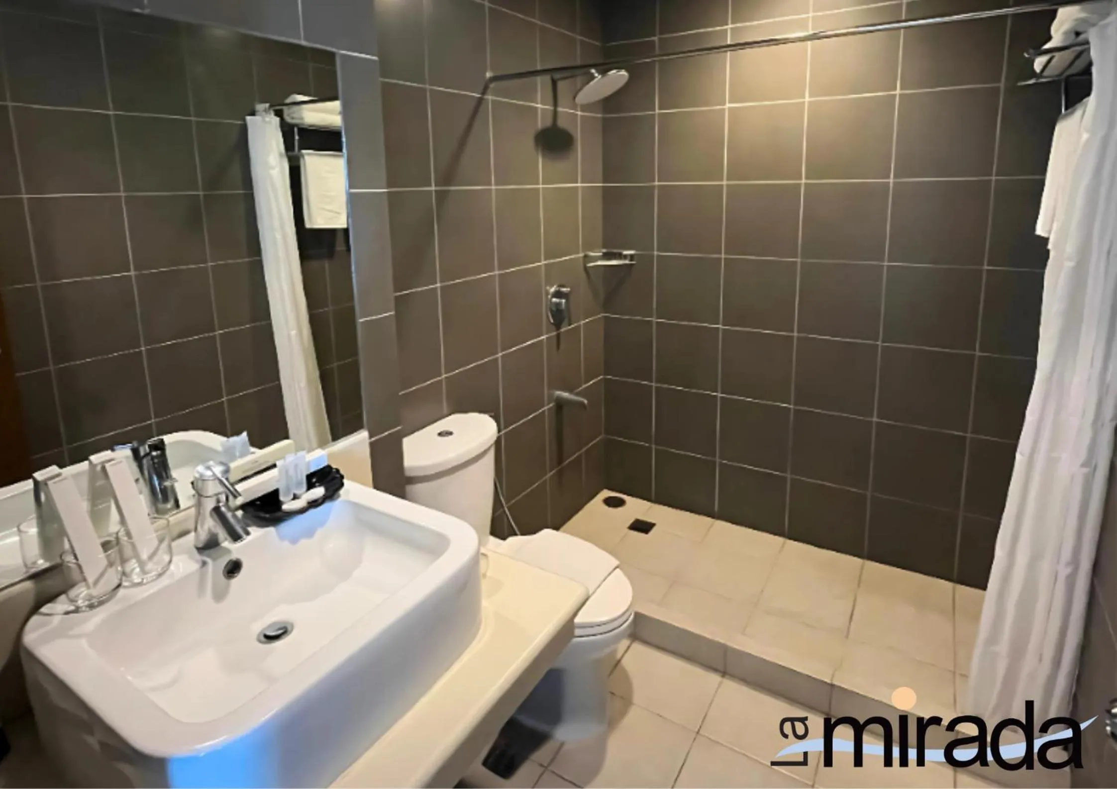 Bathroom in La Mirada Hotel