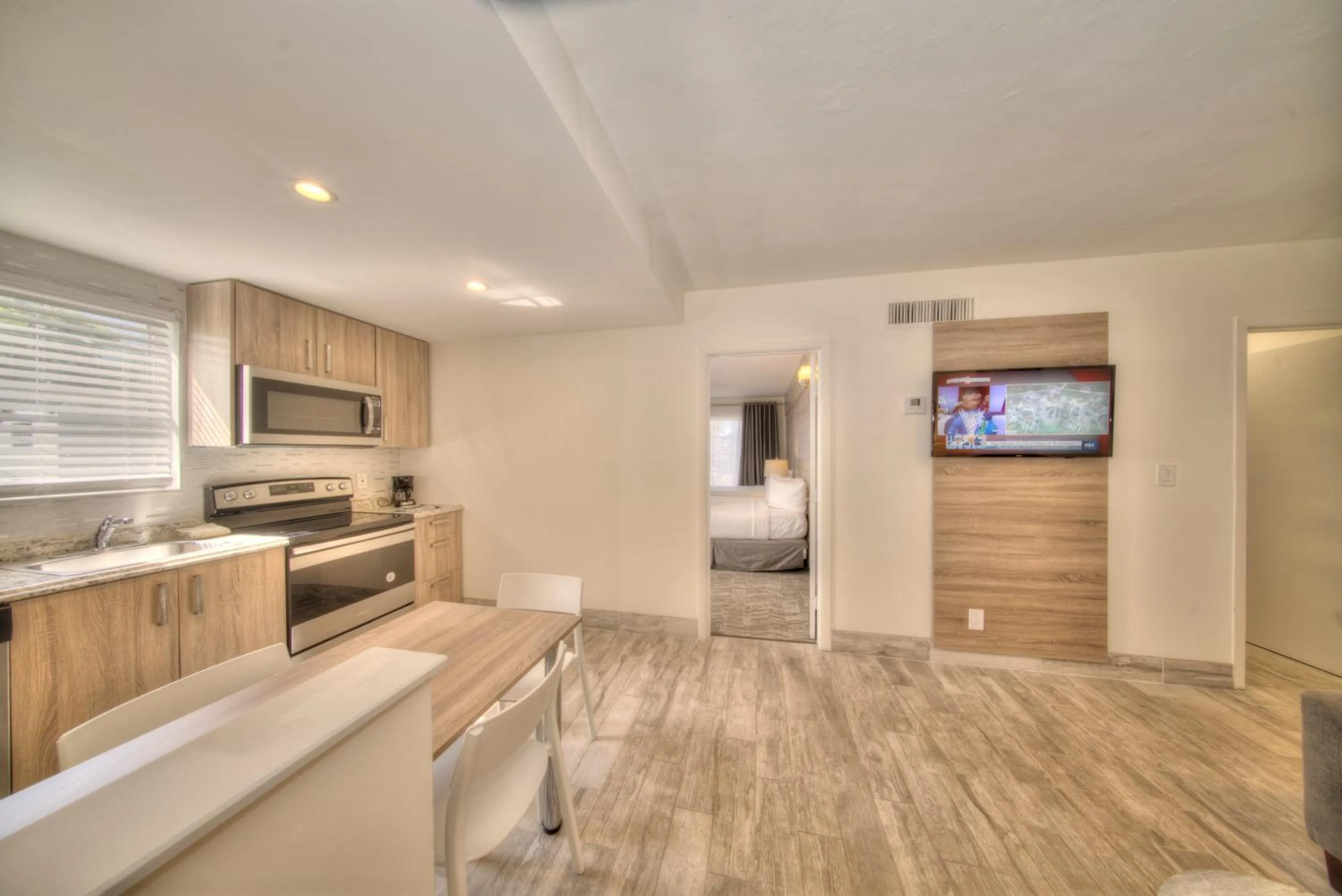 TV and multimedia in Riverside by the Beach Apartments