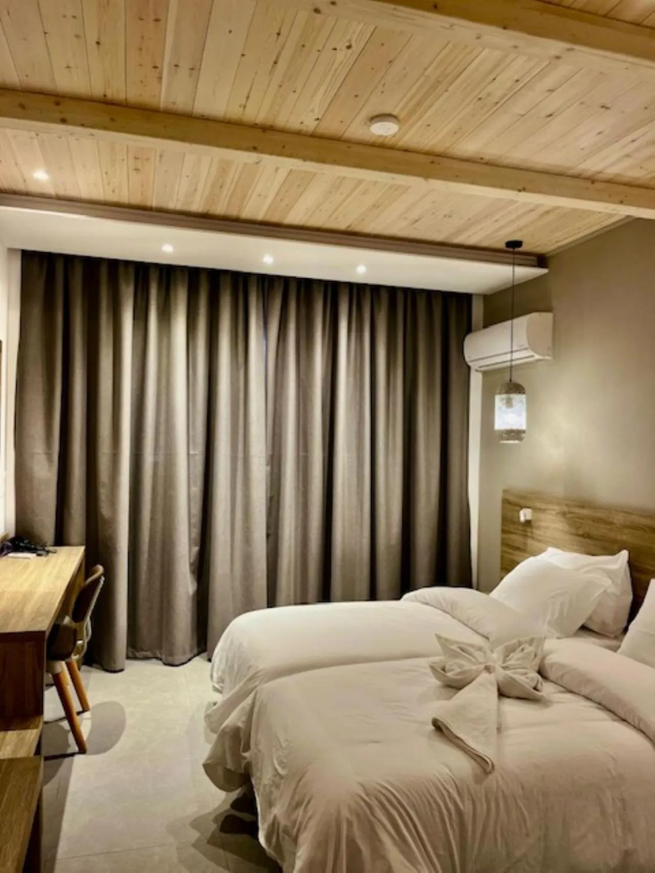 Bed in Paradise Hotel