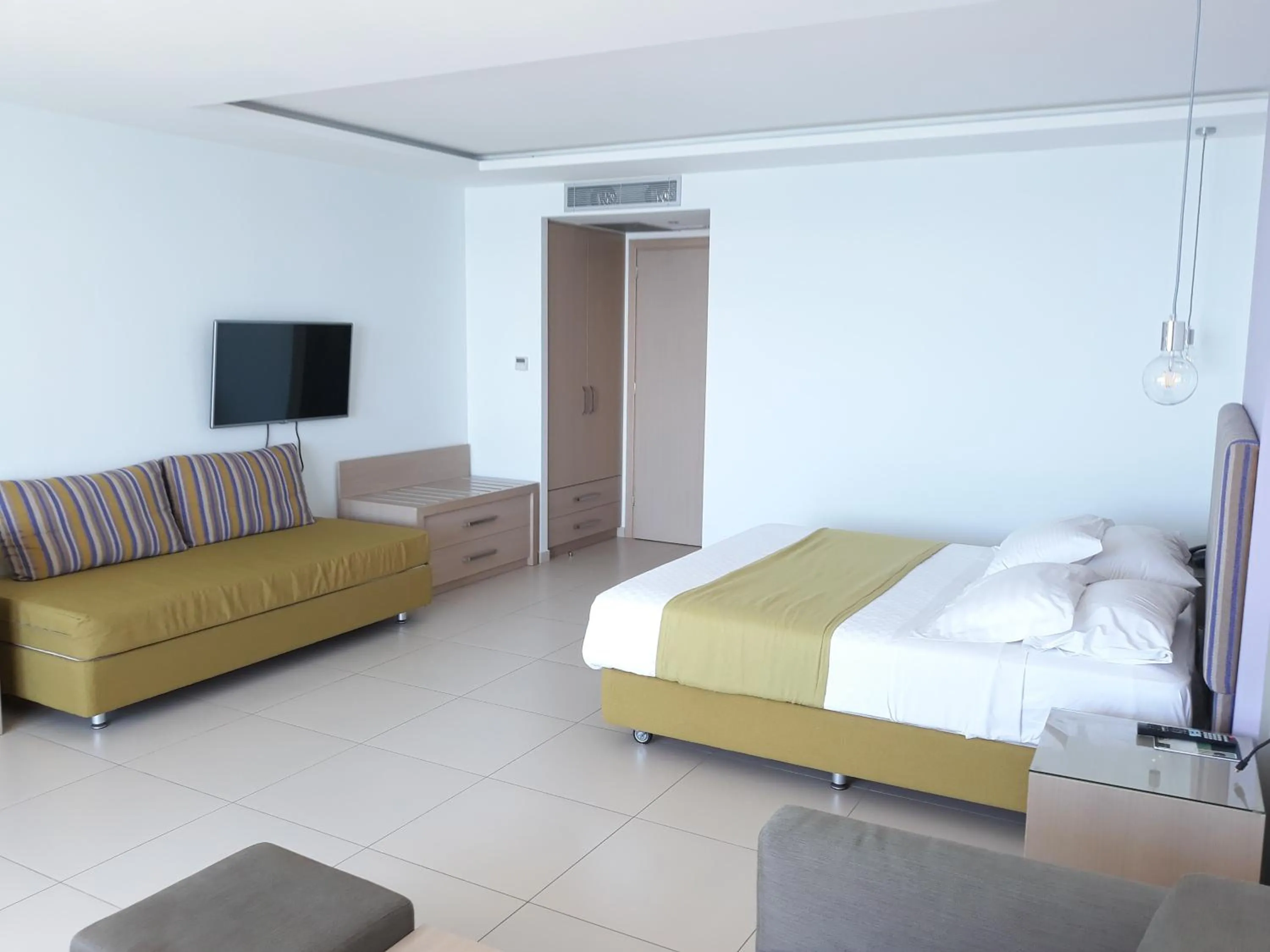 Photo of the whole room, Bed in El Greco Hotel