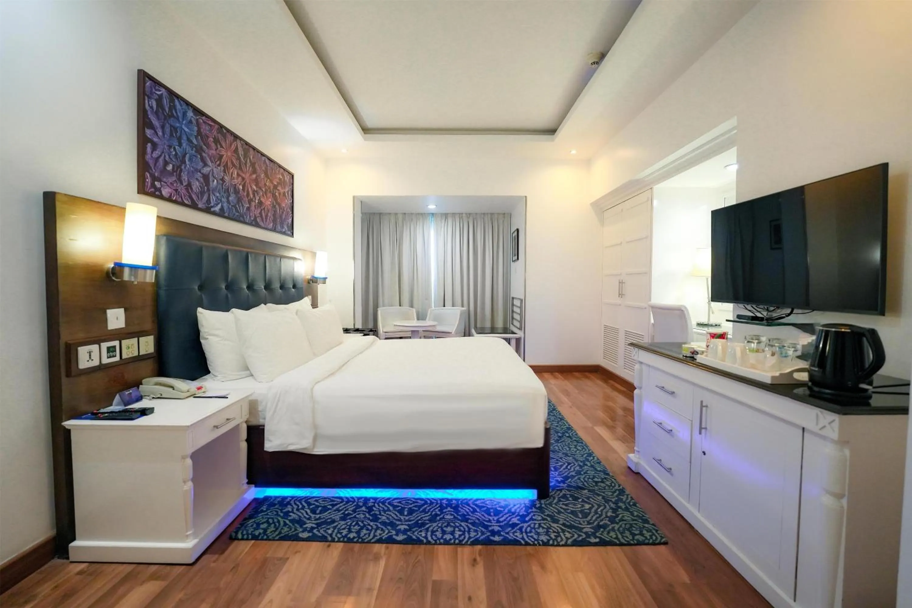 Photo of the whole room, Bed in Radisson Blu Kochi