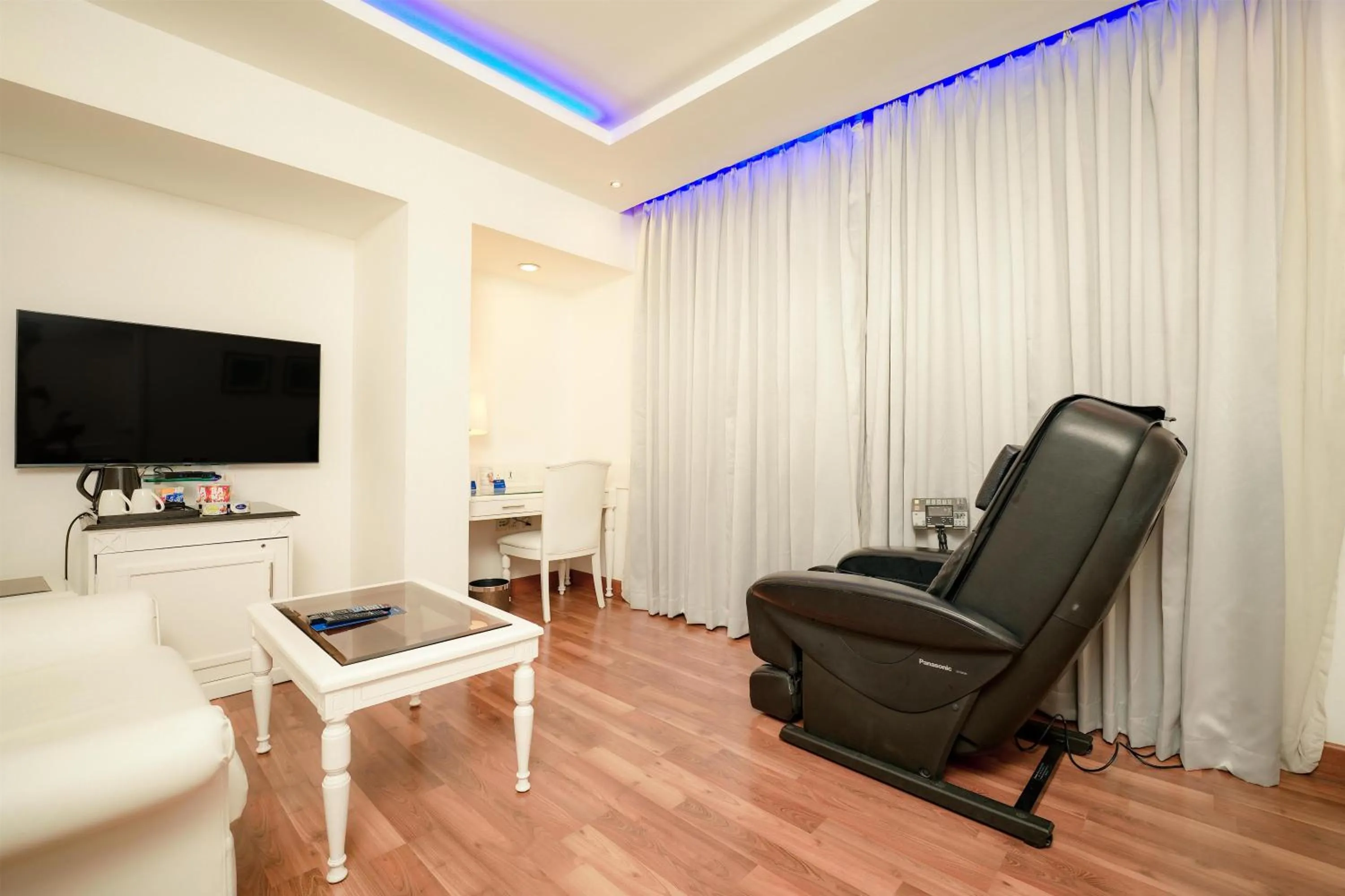 TV and multimedia in Radisson Blu Kochi