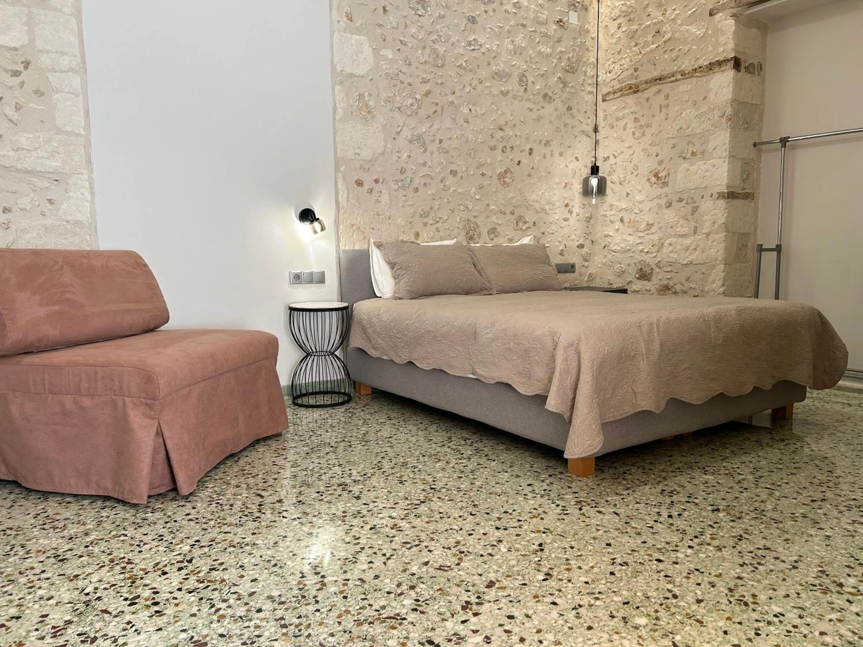 Seating area, Bed in Barbara Studios