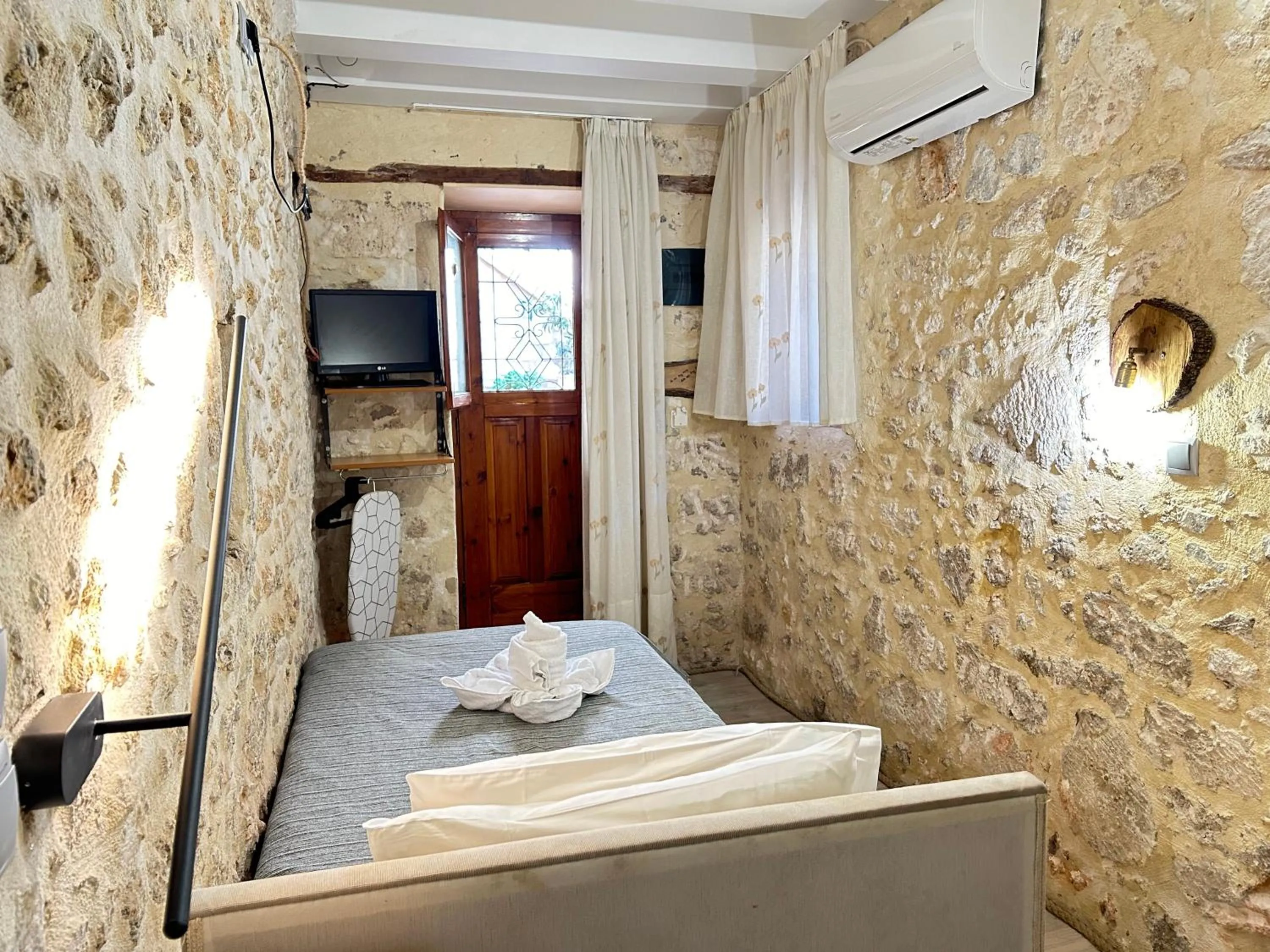 Bed in Barbara Studios