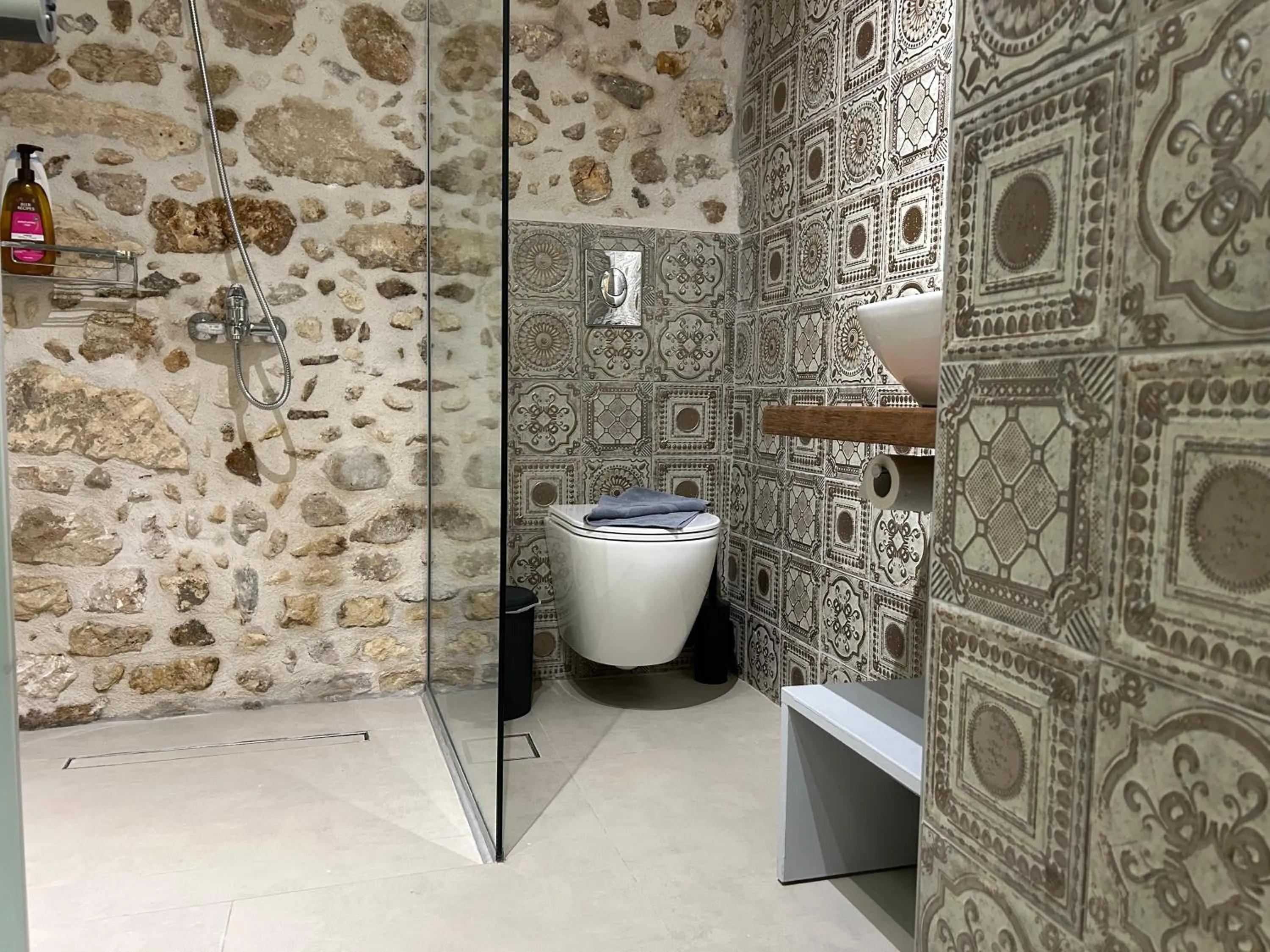 Shower in Barbara Studios