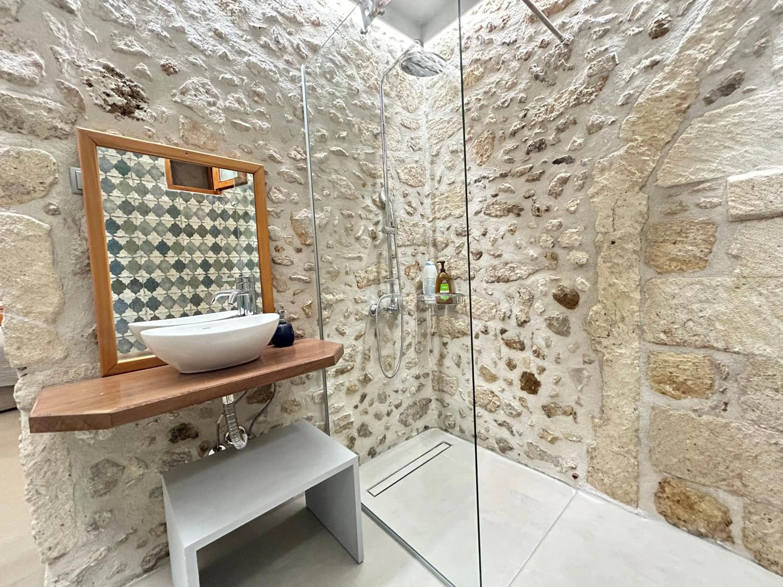 Shower in Barbara Studios