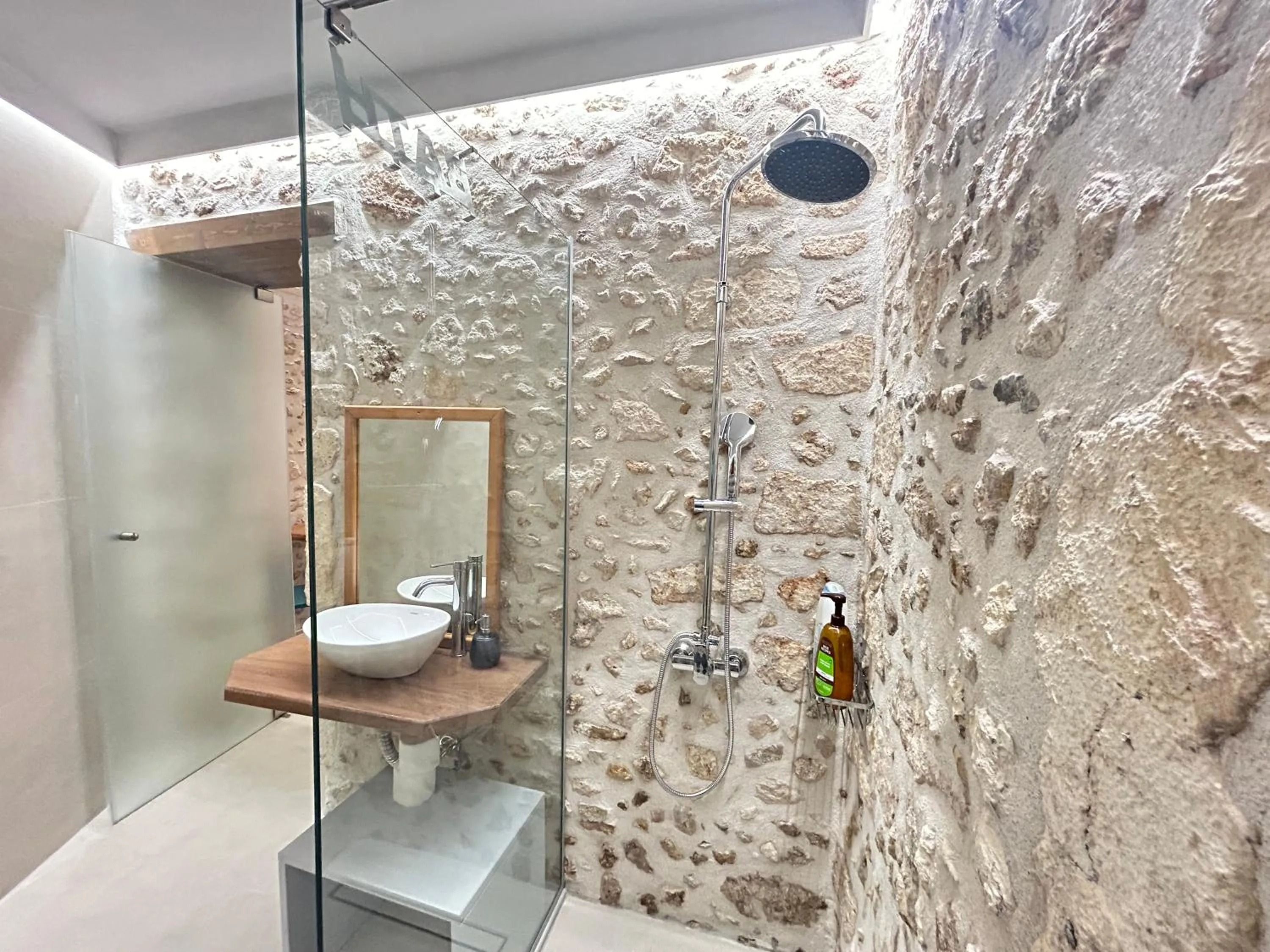 Shower in Barbara Studios