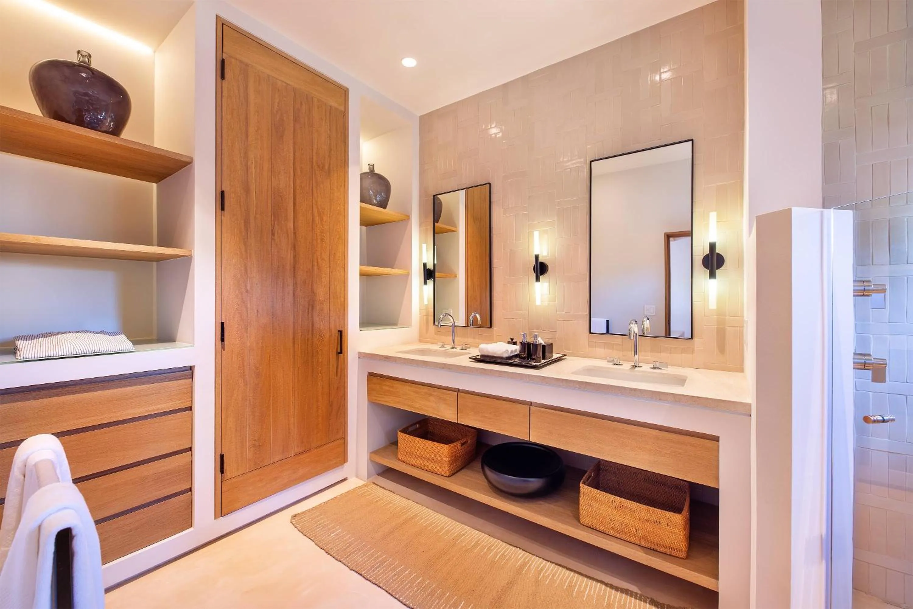 Bathroom, Bed in Kimpton Mas Olas Resort and Spa