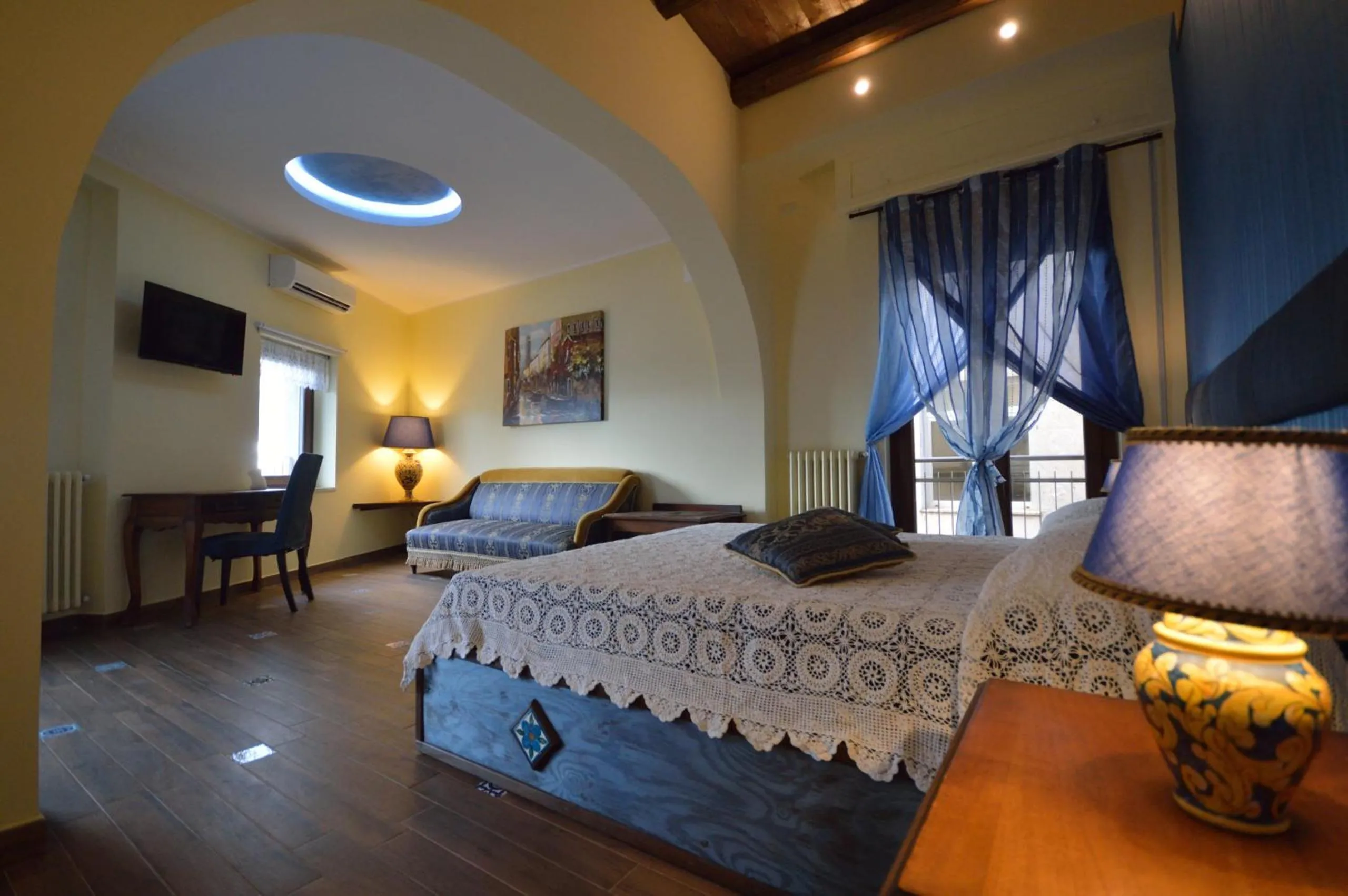 Photo of the whole room, Bed in Centro Sicilia Rooms & Suites