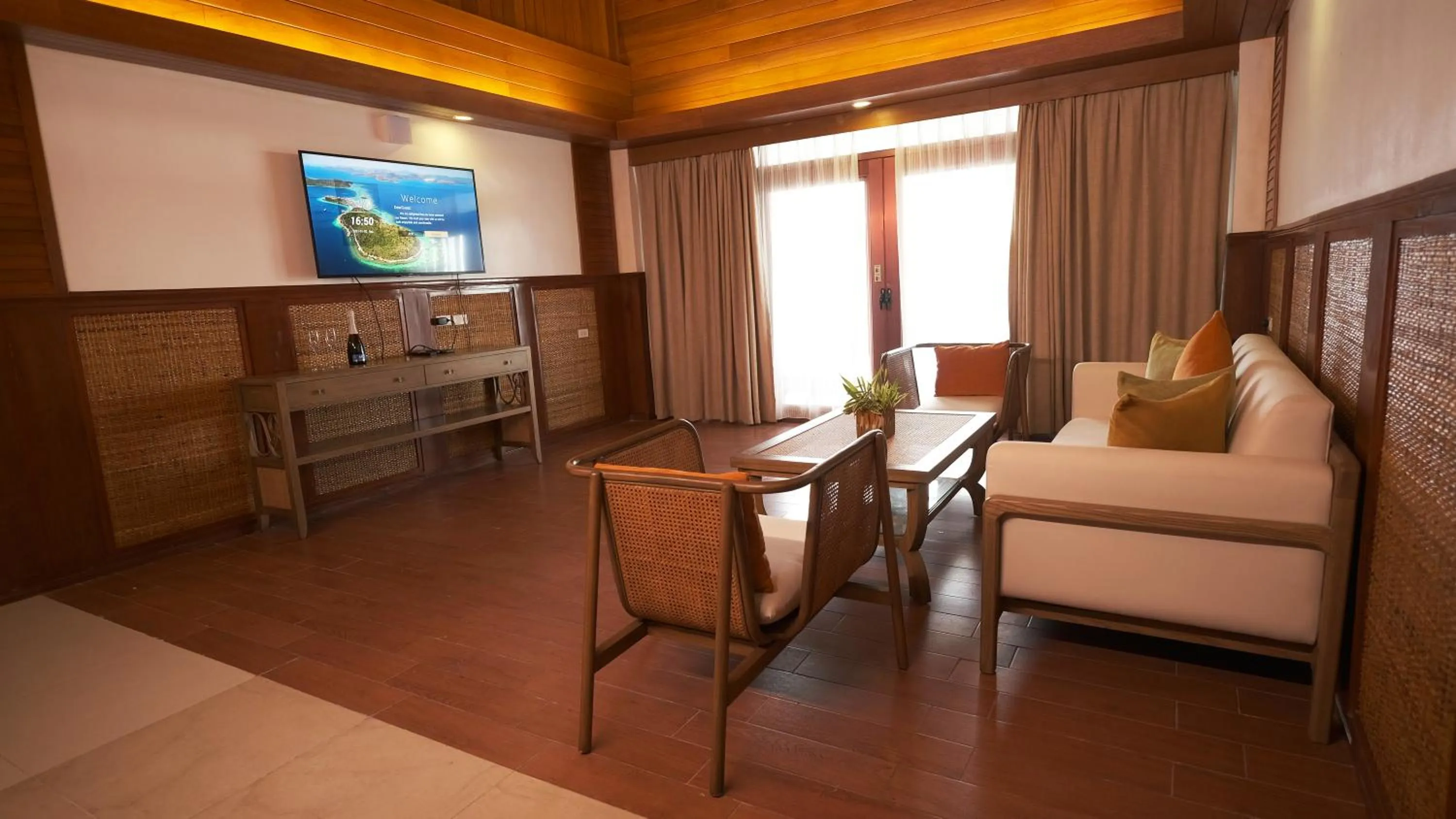 Communal lounge/ TV room in Sunlight Ecotourism Island Resort