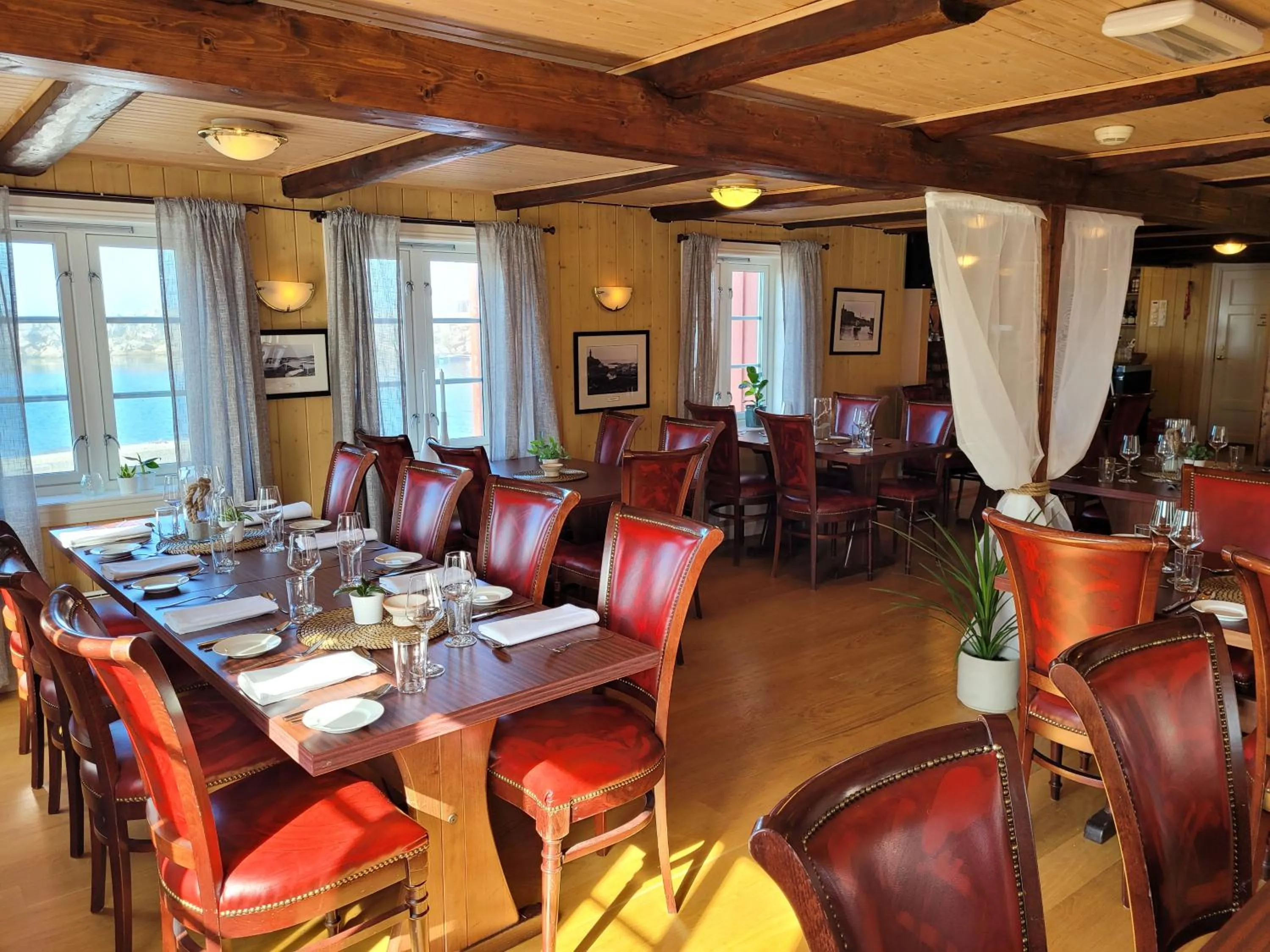 Restaurant/places to eat in Ona Havstuer - by Classic Norway Hotels