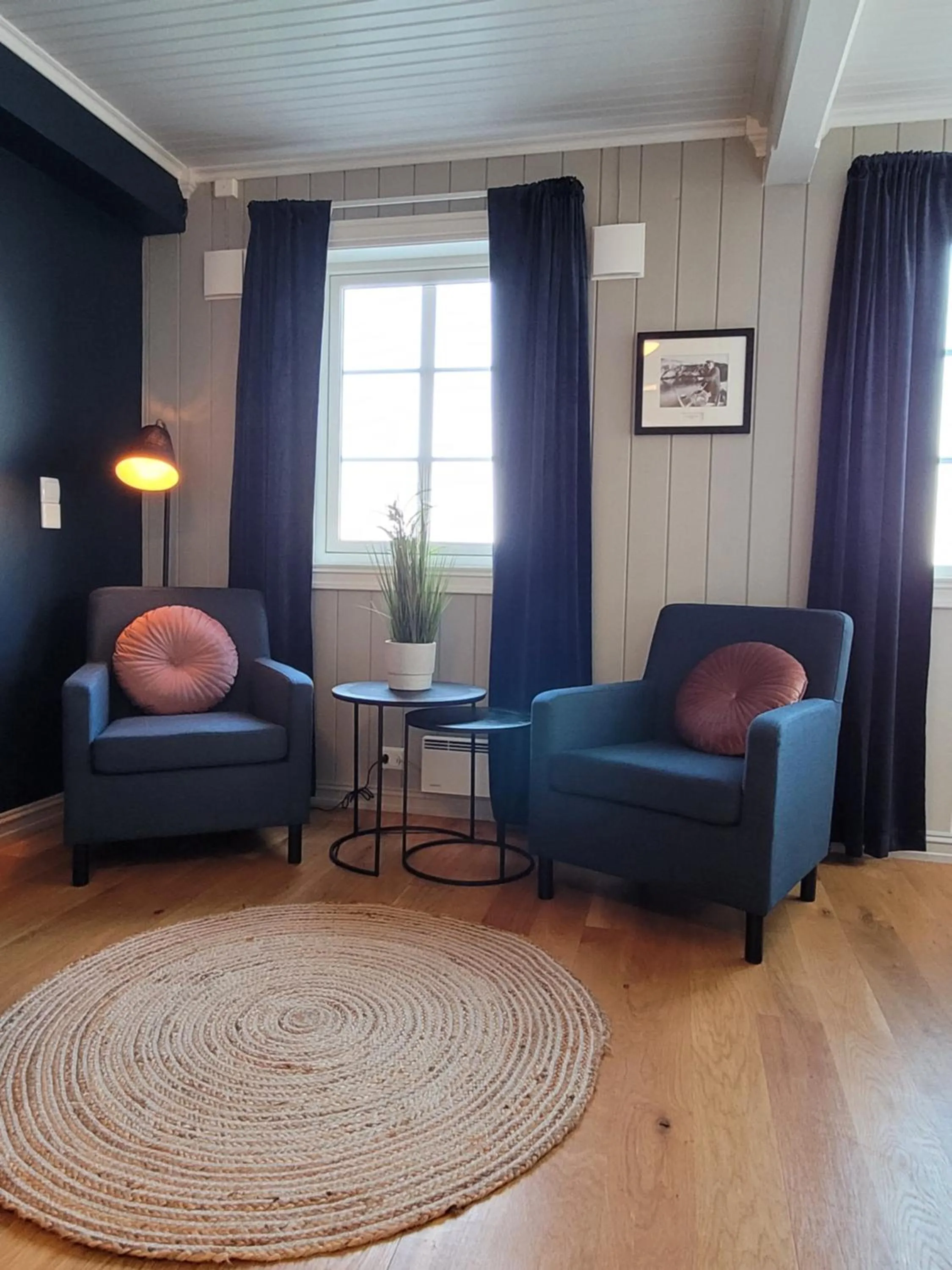 Seating area in Ona Havstuer - by Classic Norway Hotels