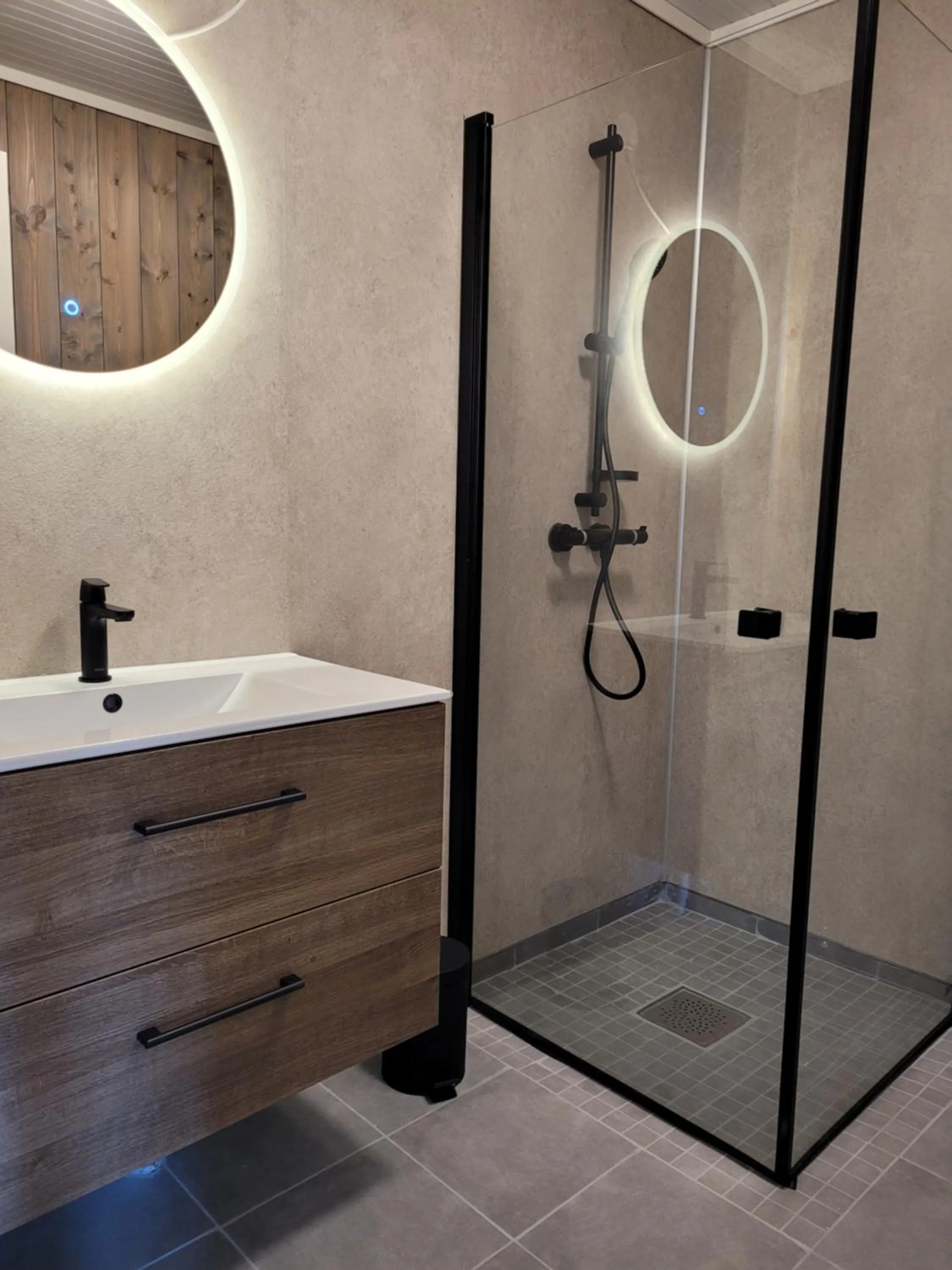 Bathroom in Ona Havstuer - by Classic Norway Hotels