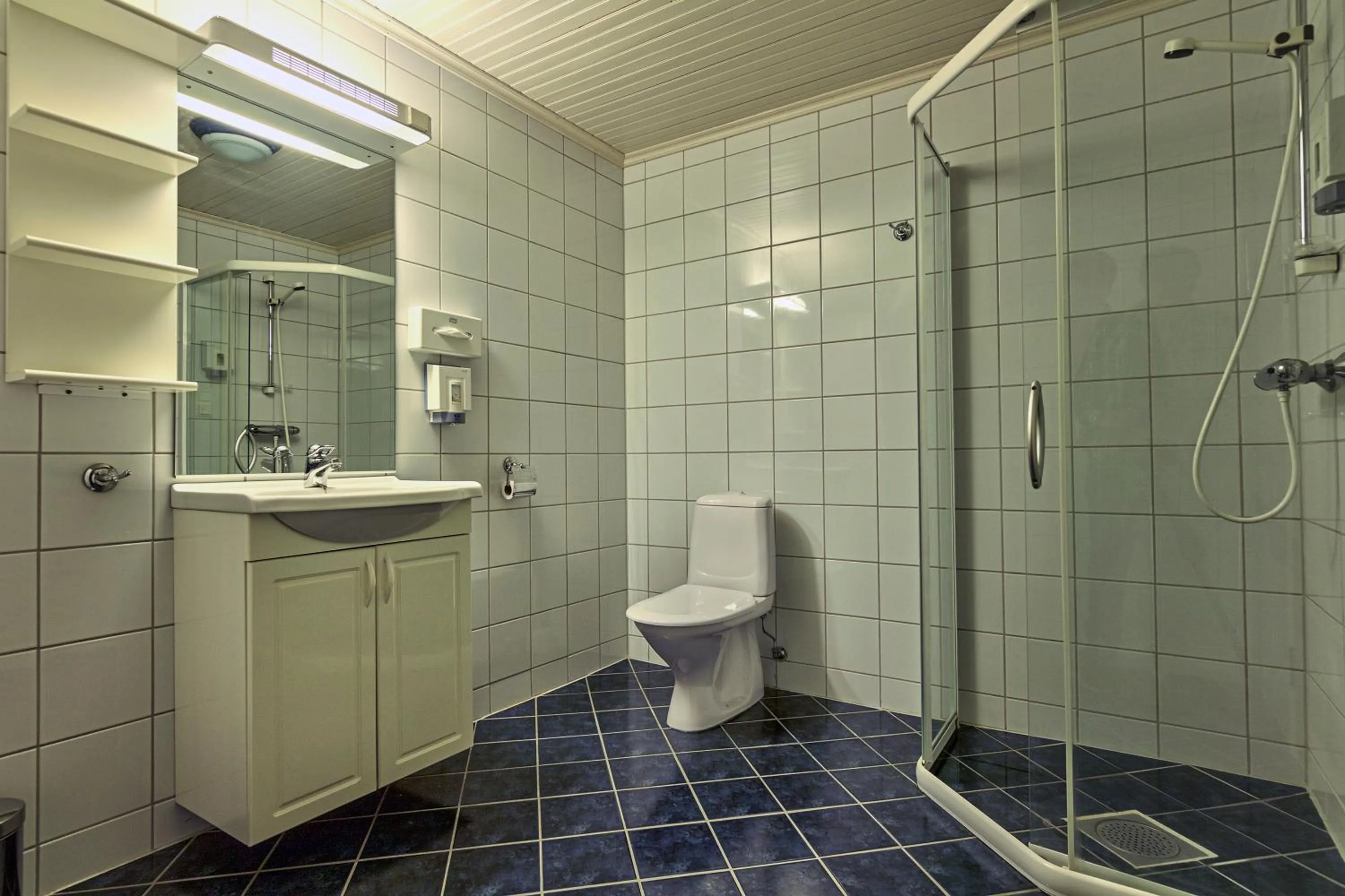 Shower in Ona Havstuer - by Classic Norway Hotels