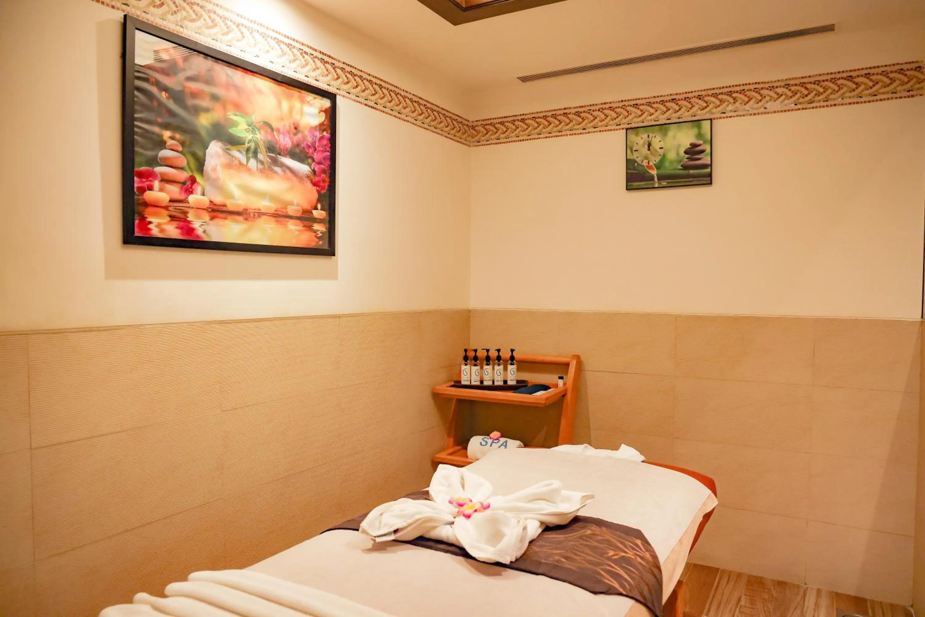 Spa and wellness centre/facilities, Bed in Balaji Sarovar Premiere