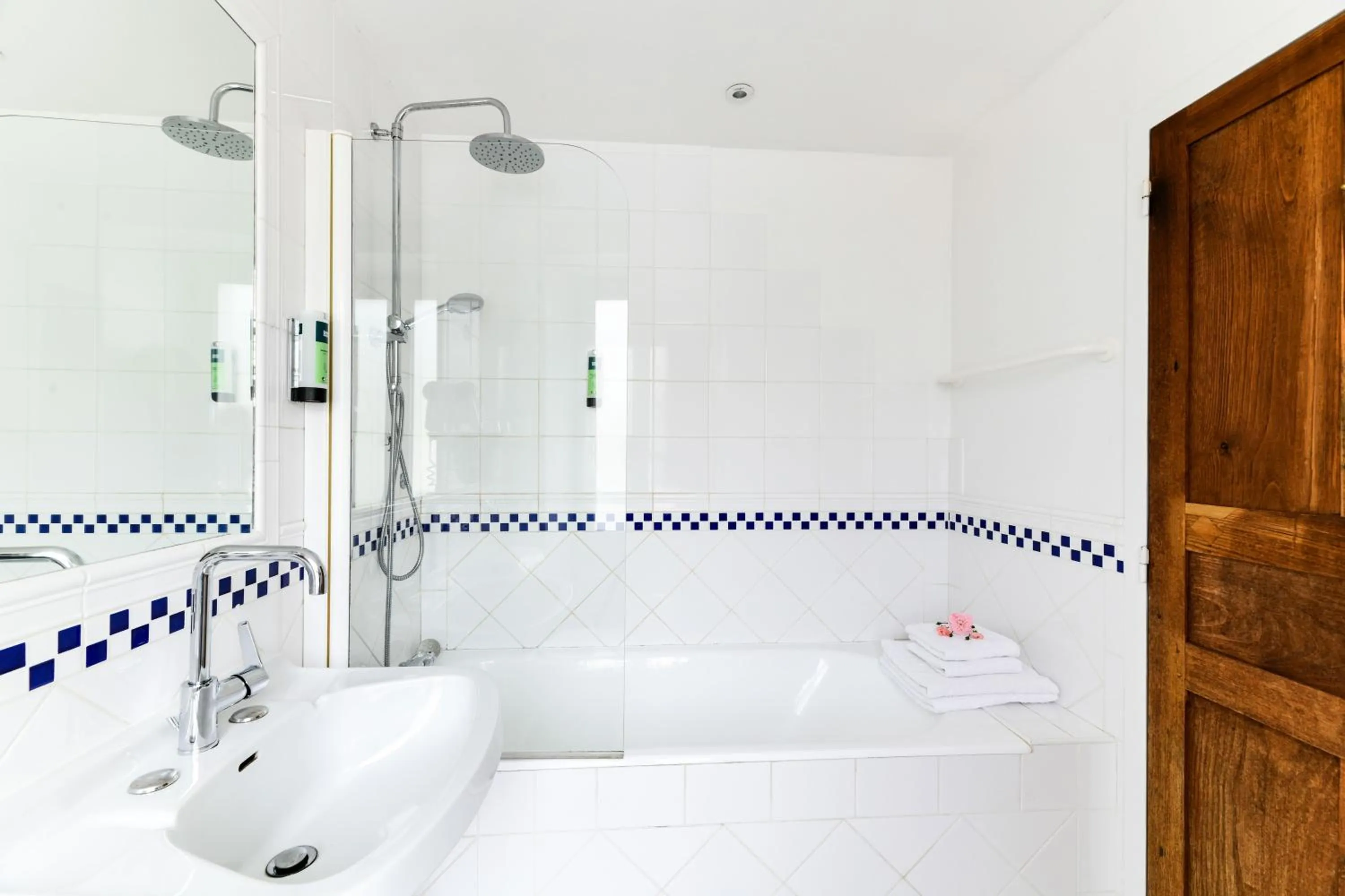 Bathroom in Logis Hôtel Etchemaïté