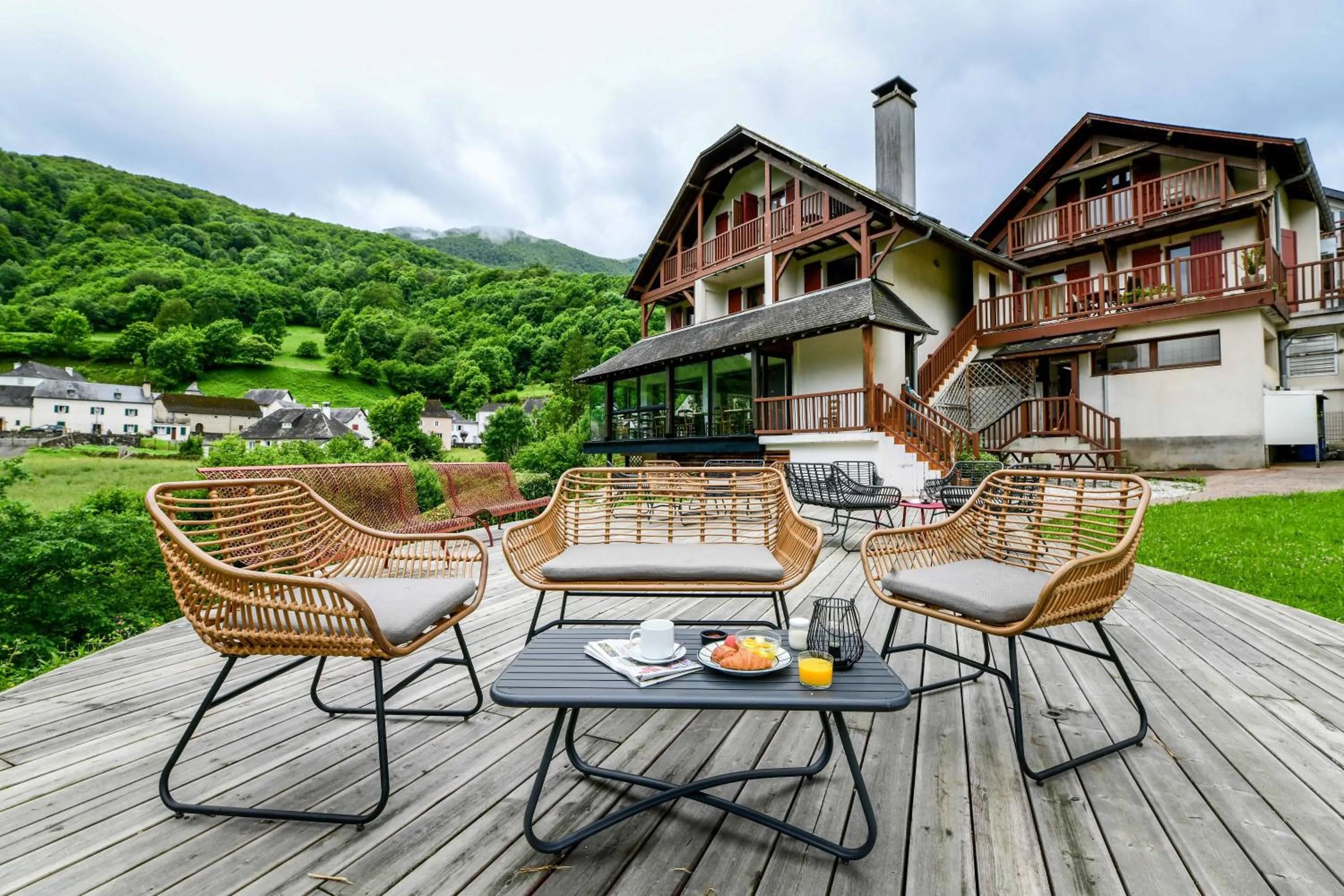 Patio in Logis Hôtel Etchemaïté