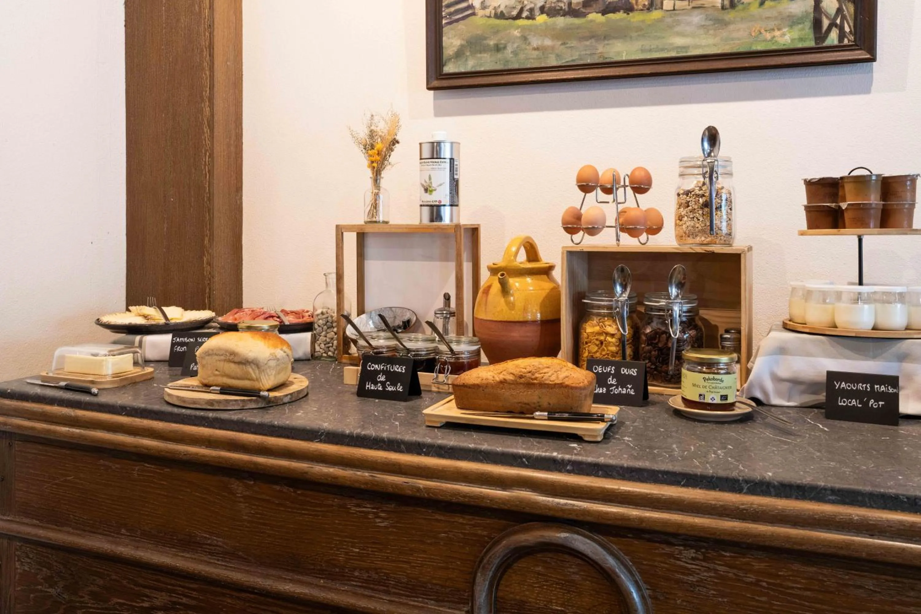 Buffet breakfast in Logis Hôtel Etchemaïté